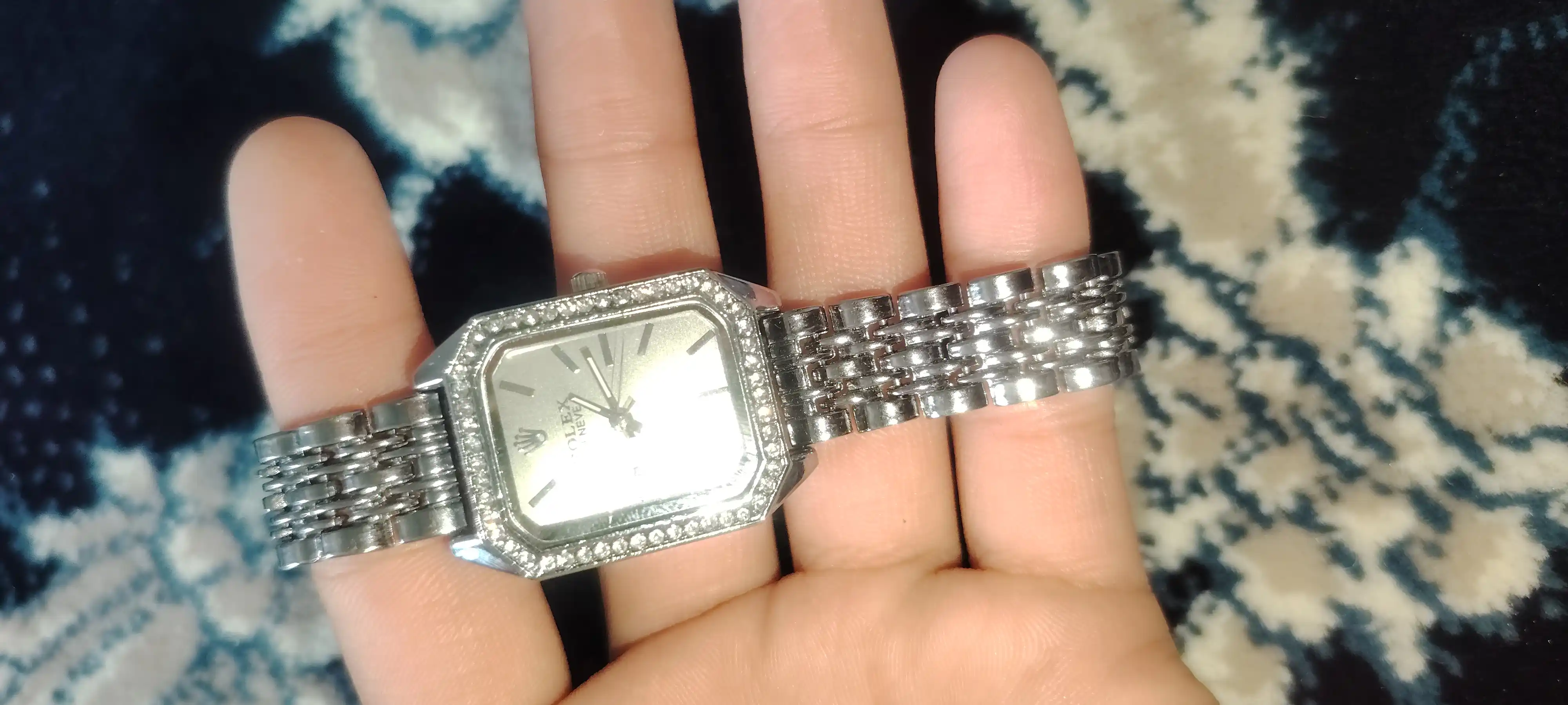 Ayollar qo‘l soati Rolex, kvarts, klassik dizayn, metall braslet, sovg‘a qutisida