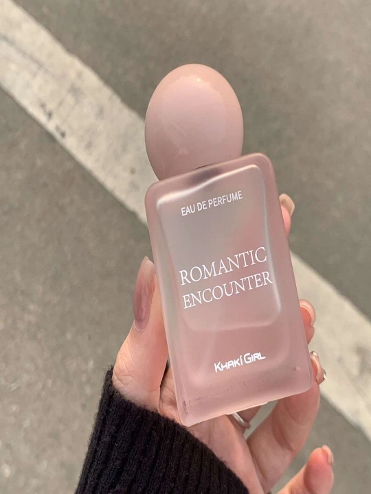 * Nomi: Romantic Encounter (Ishqiy uchrashuv)  * Turi: Eau de Perfume (Parfyumlangan suv)