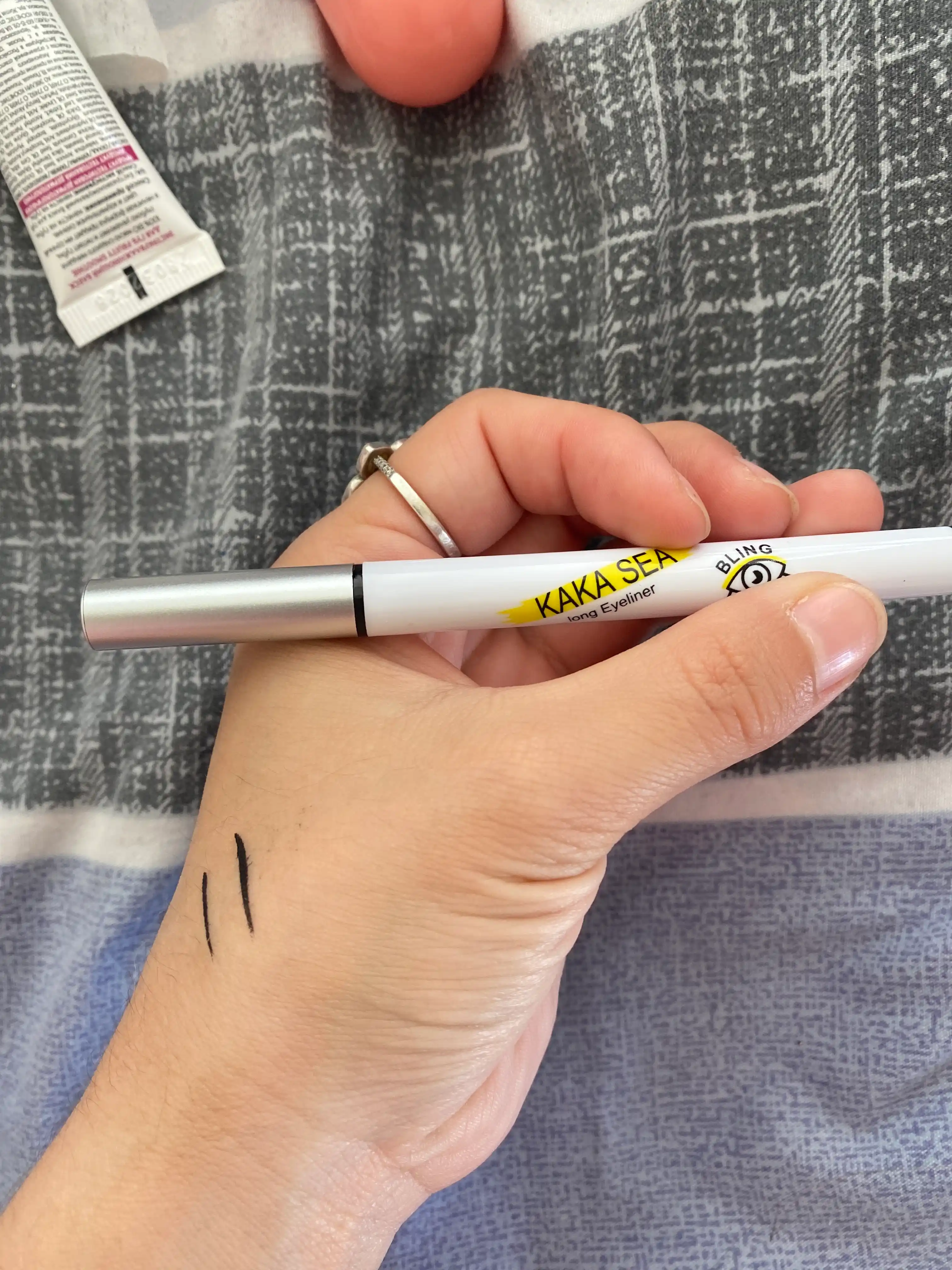 Padvotka suvga chidamli KAKA SEA 6 rang, ko'z uchun flomaster, ingichka eyeliner
