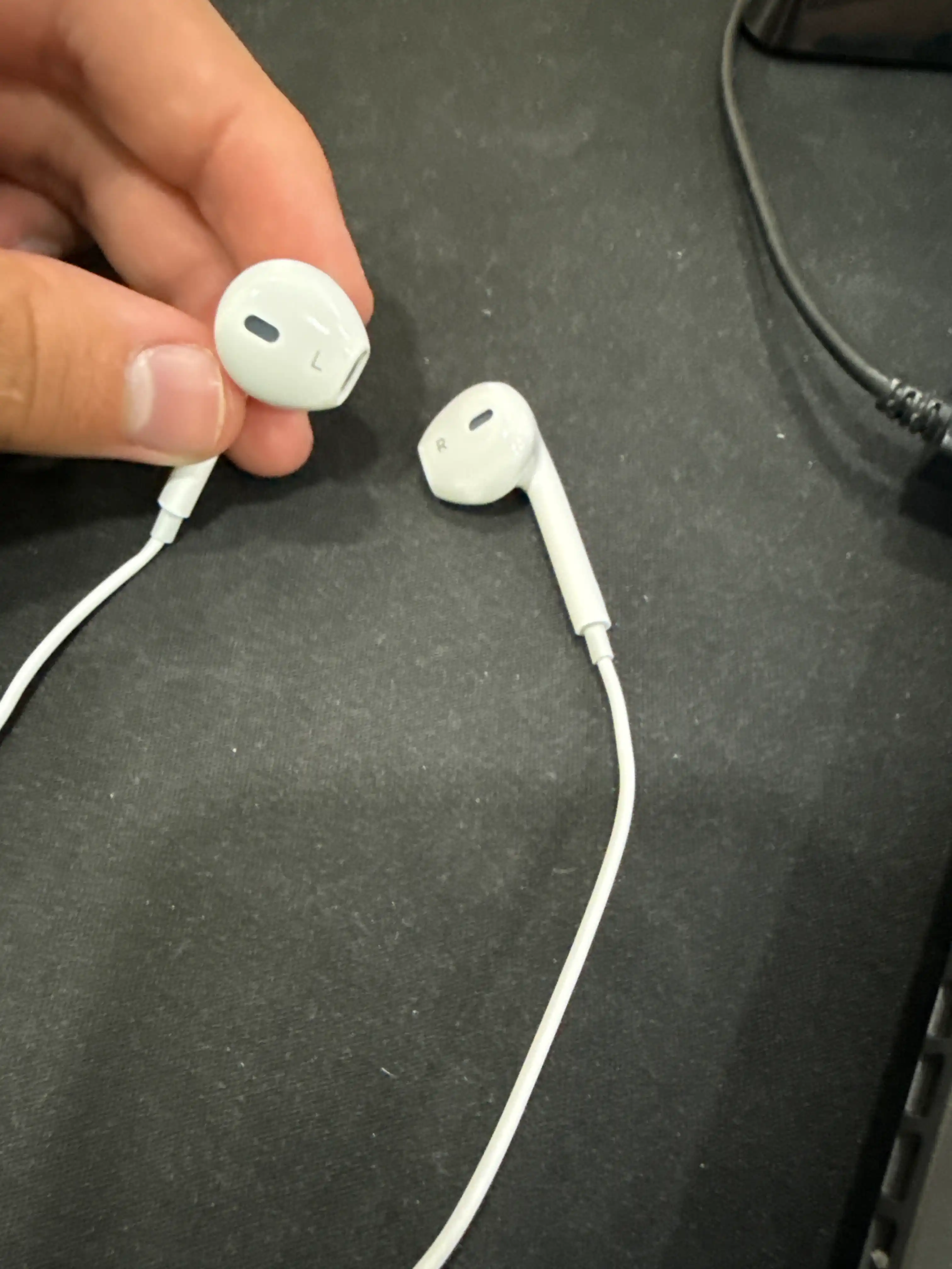 Simli quloqchinlar Type-C ulagichi bilan, yuqori ovoz sifati va qulaylik, ergonomik
