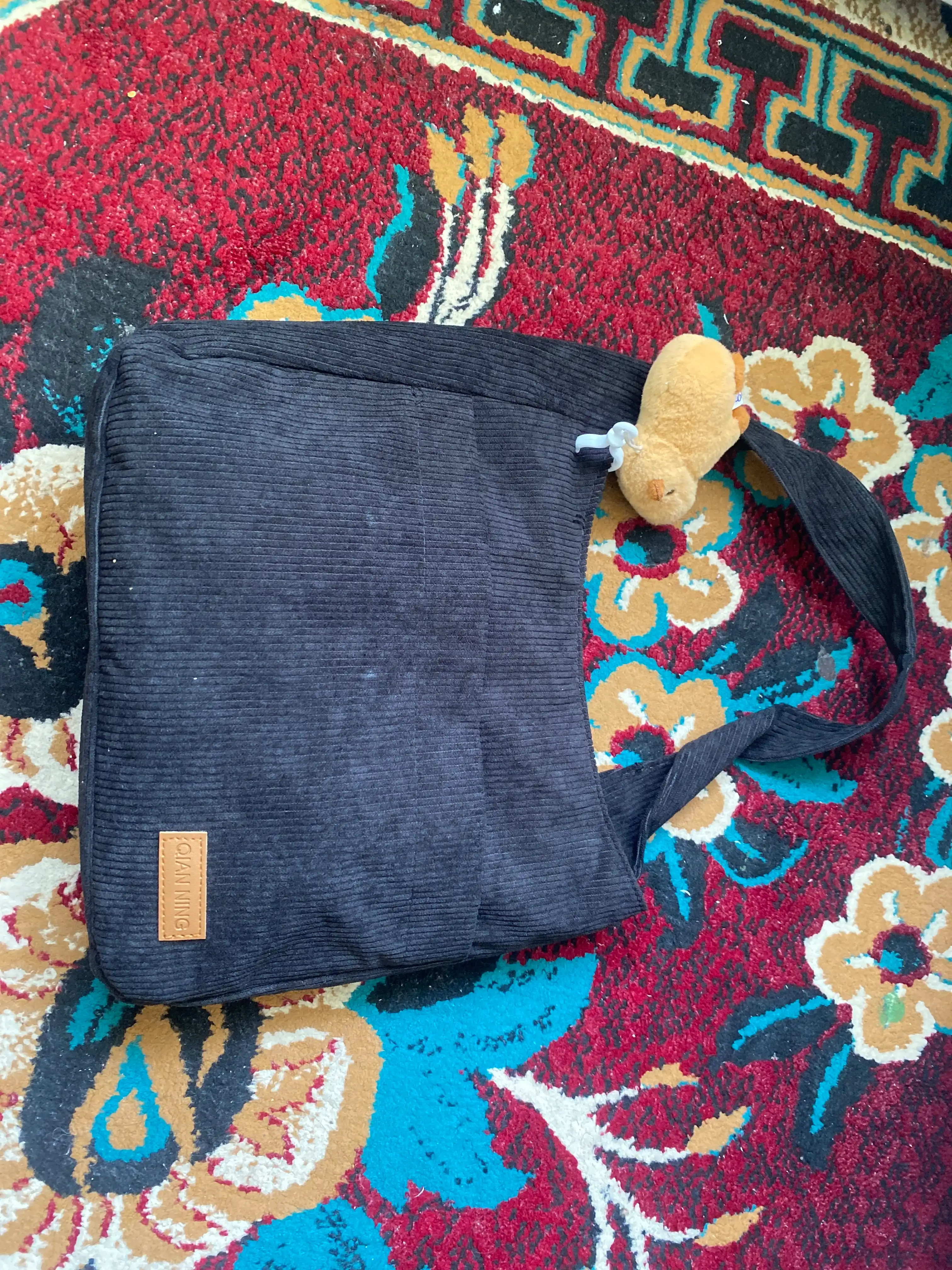 Ayollar shopper sumkasi, baxmaldan, yelkaga taqiladigan, 4 xil rangda: qora, jigar rang, oq, pushti