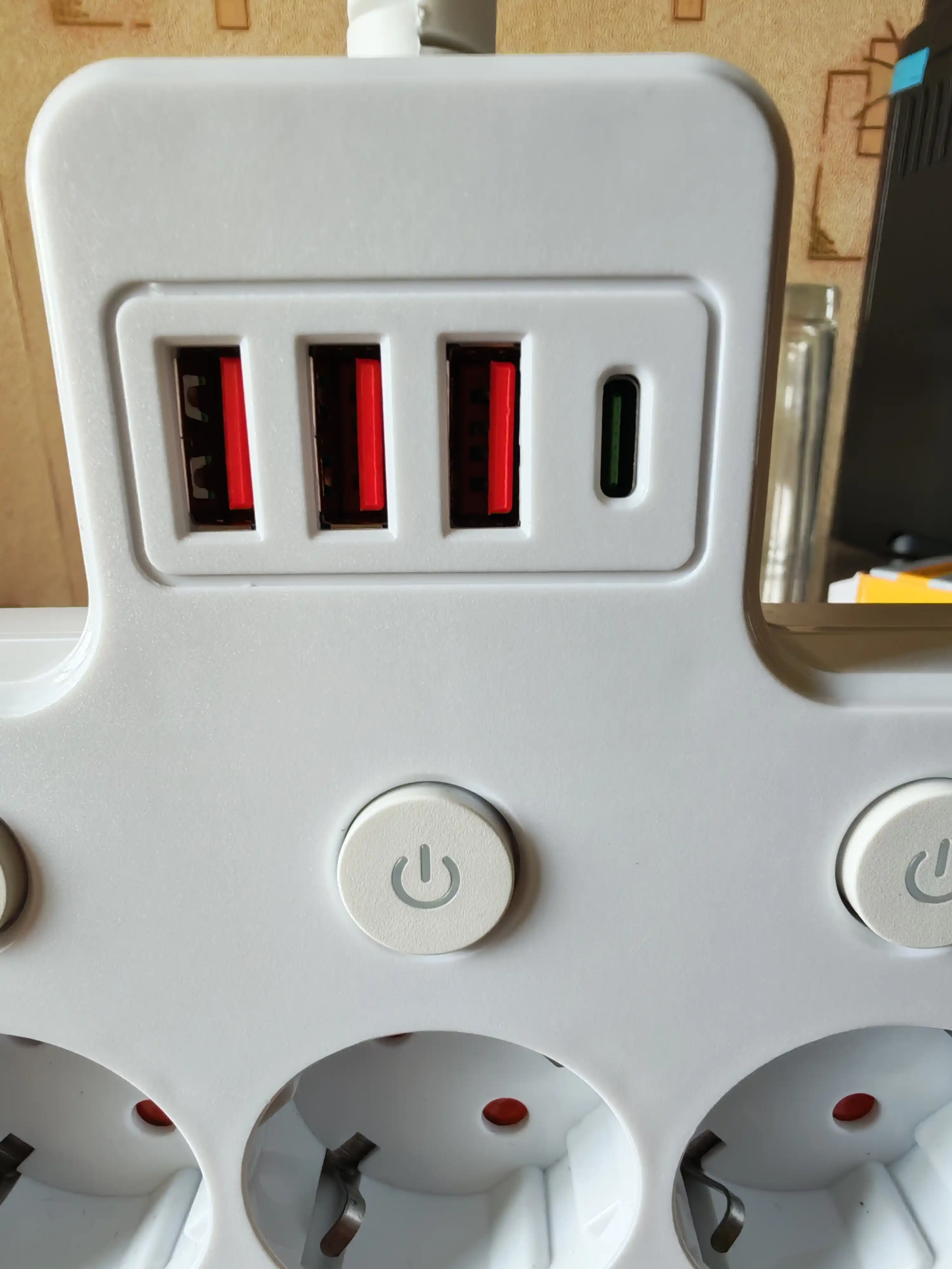 Розетка EU с USB быстрая зарядка белый, с 3 usb, Type-C и выключателем розеток