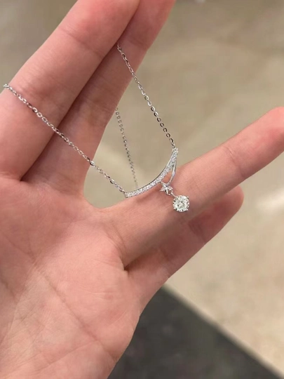 Turli xil marjonlar bilan bezatilgan ayollar zanjiri