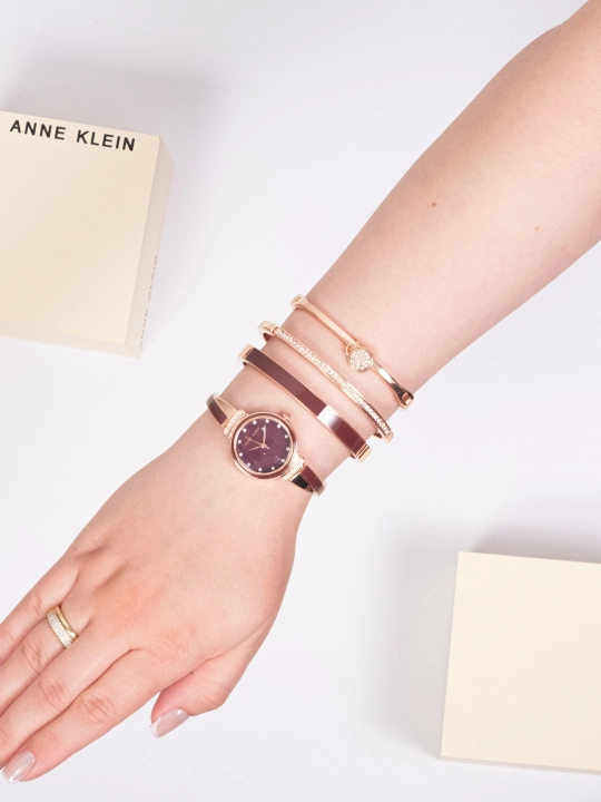Anne Klein AK2716 ayollar soati, uchta bilaguzuk to‘plami