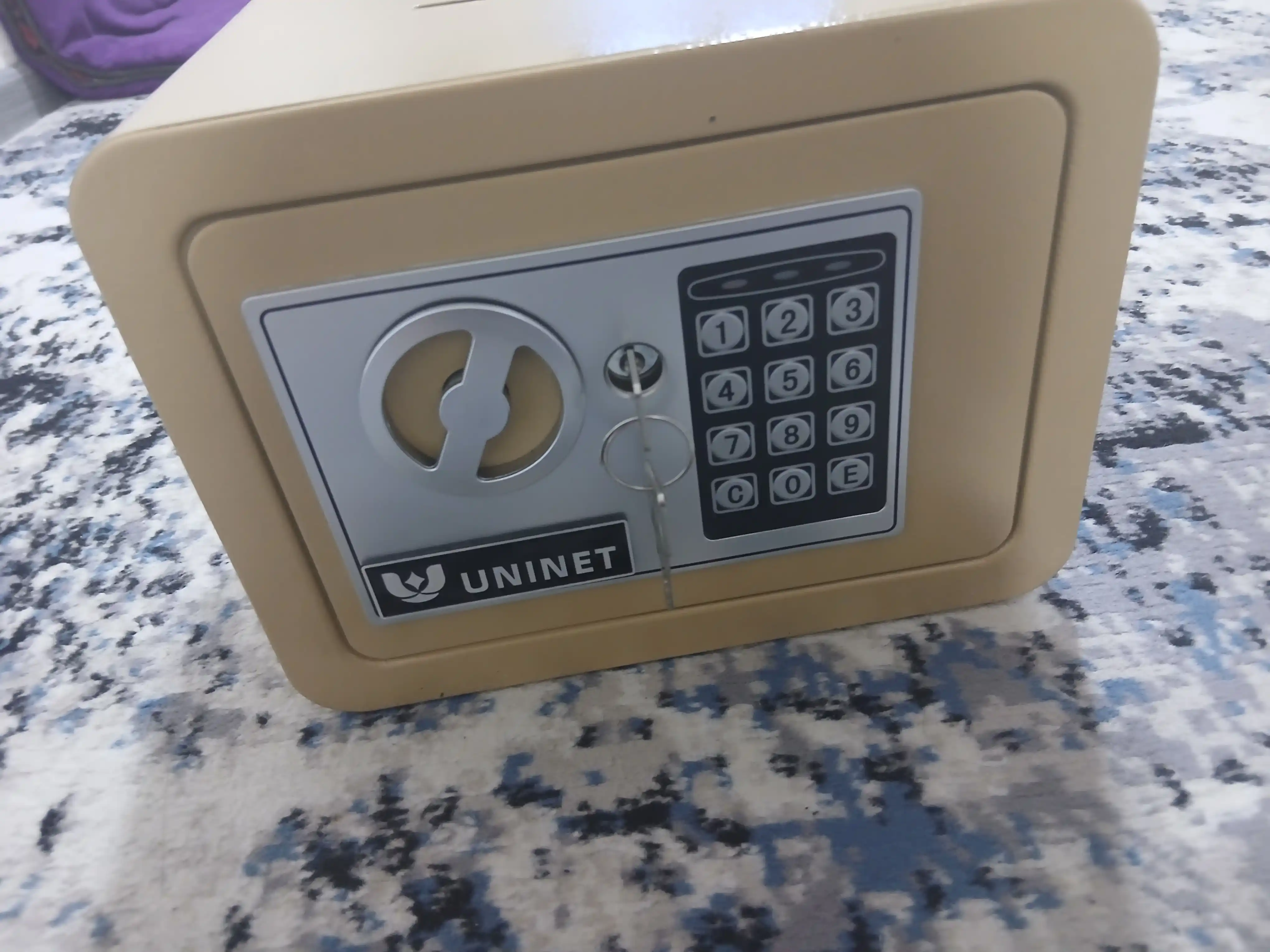 Uy va ofis uchun elektron mini seyf, ochish uchun kalit va parol, olcham: 17 * 23 * 17