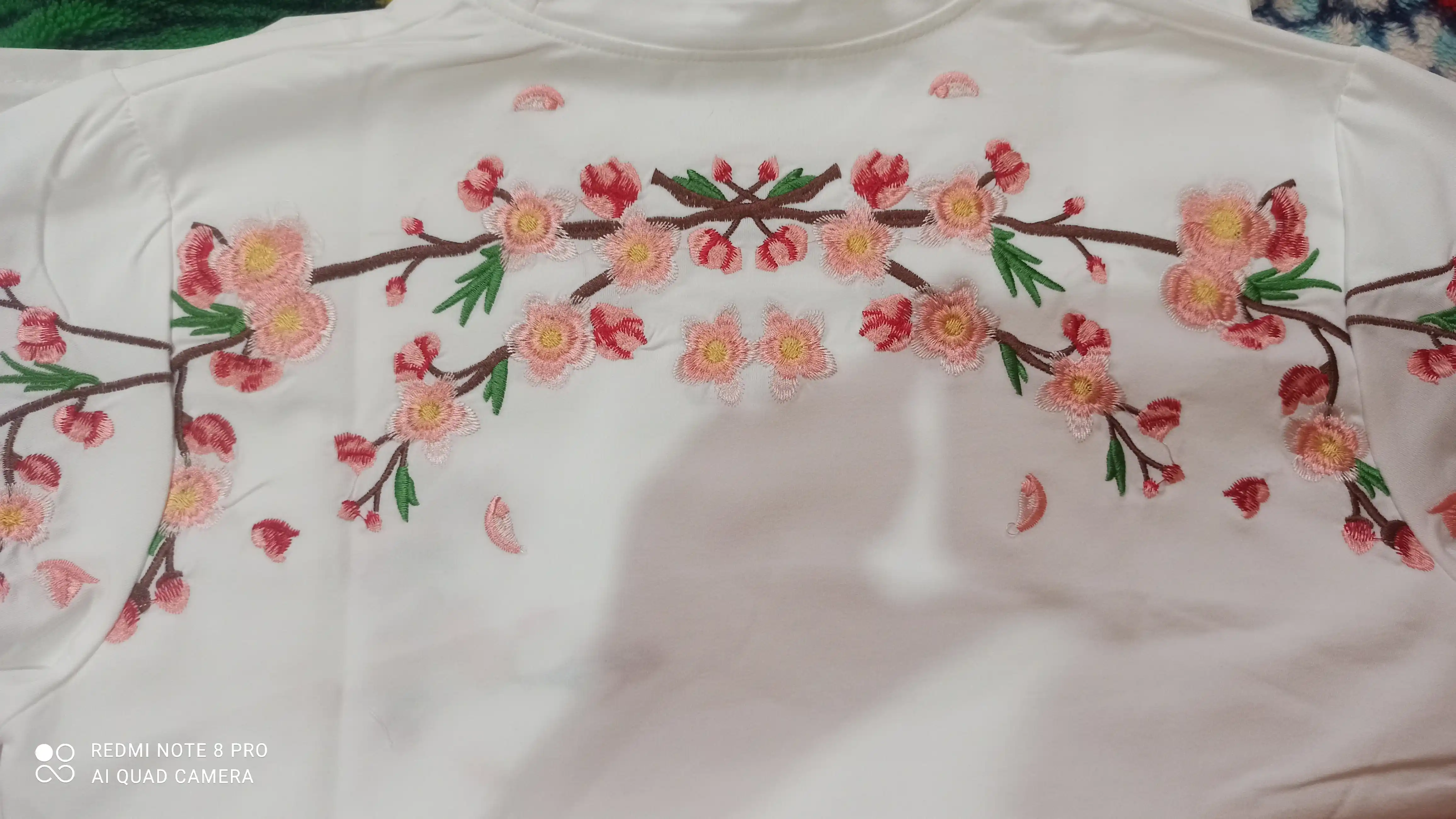 Ayollar uchun sakura uslubidagi toqilgan naqshli fudbolka, 100% sof paxta