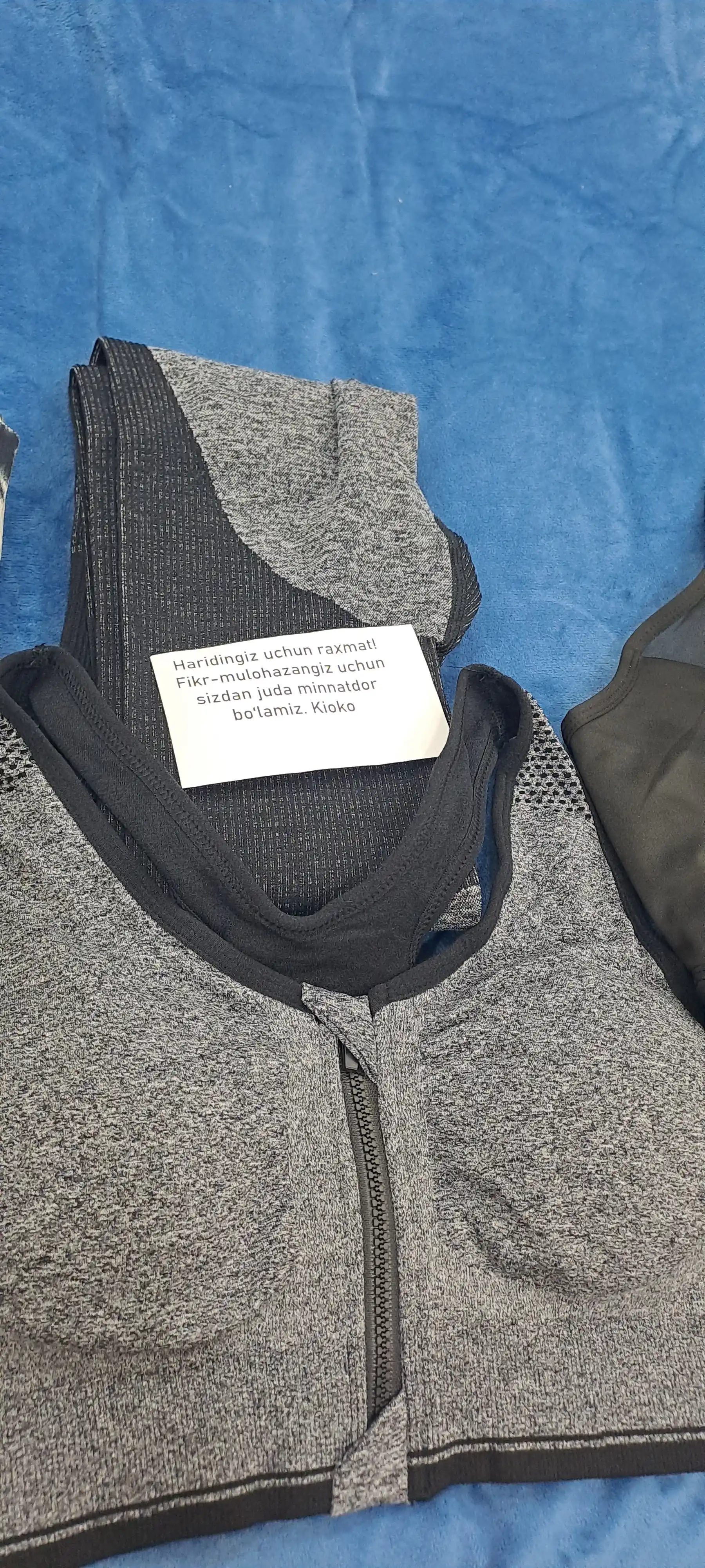 Ayollar sport topi Kioko. Fitnes uchun olinadigan chashkali sport topi