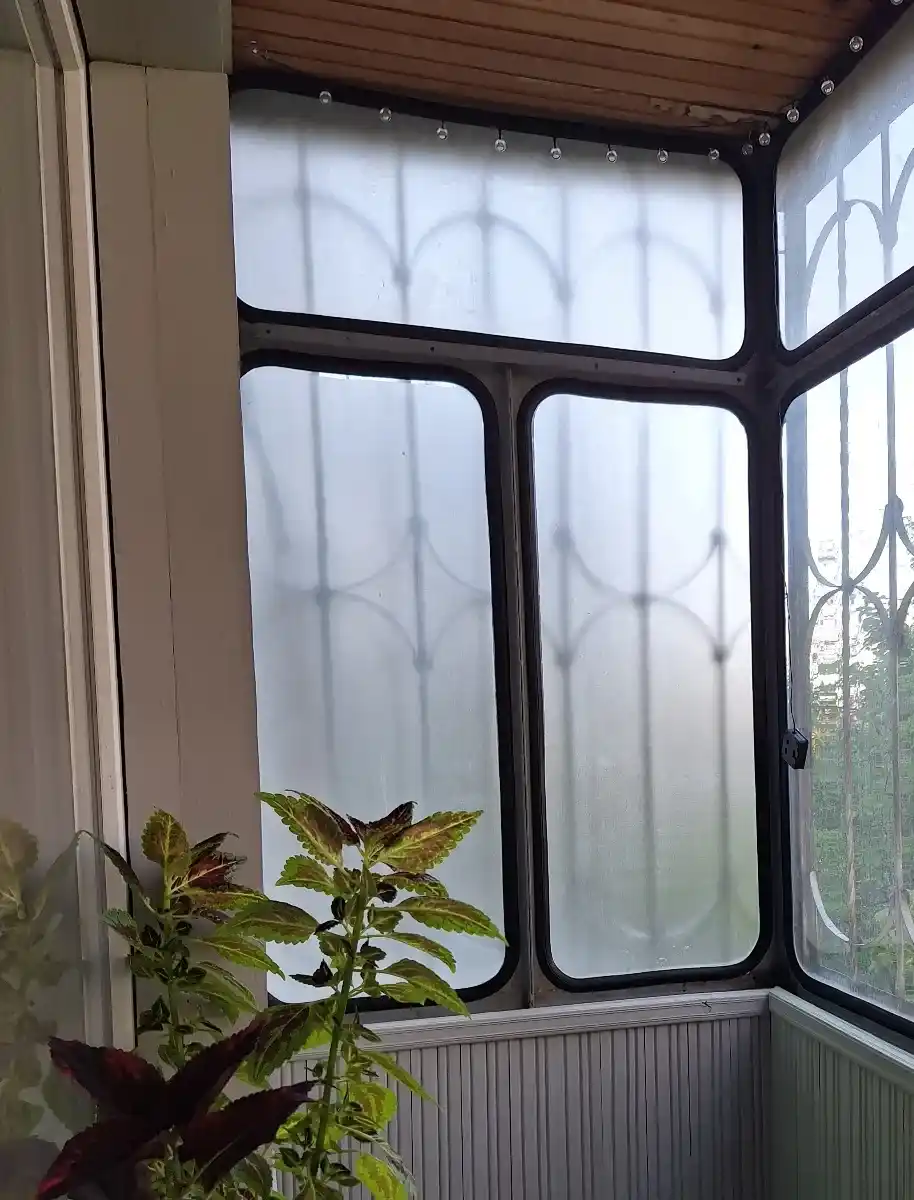 Derazalar uchun dekorativ, quyoshdan himoyalovchi mat plyonka