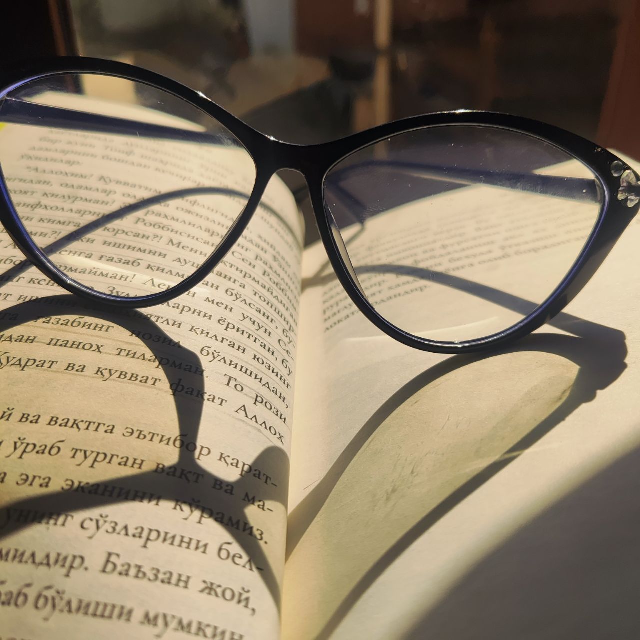 Moviy nurdan himoyalangan ayollar moda ko'zoynaklari