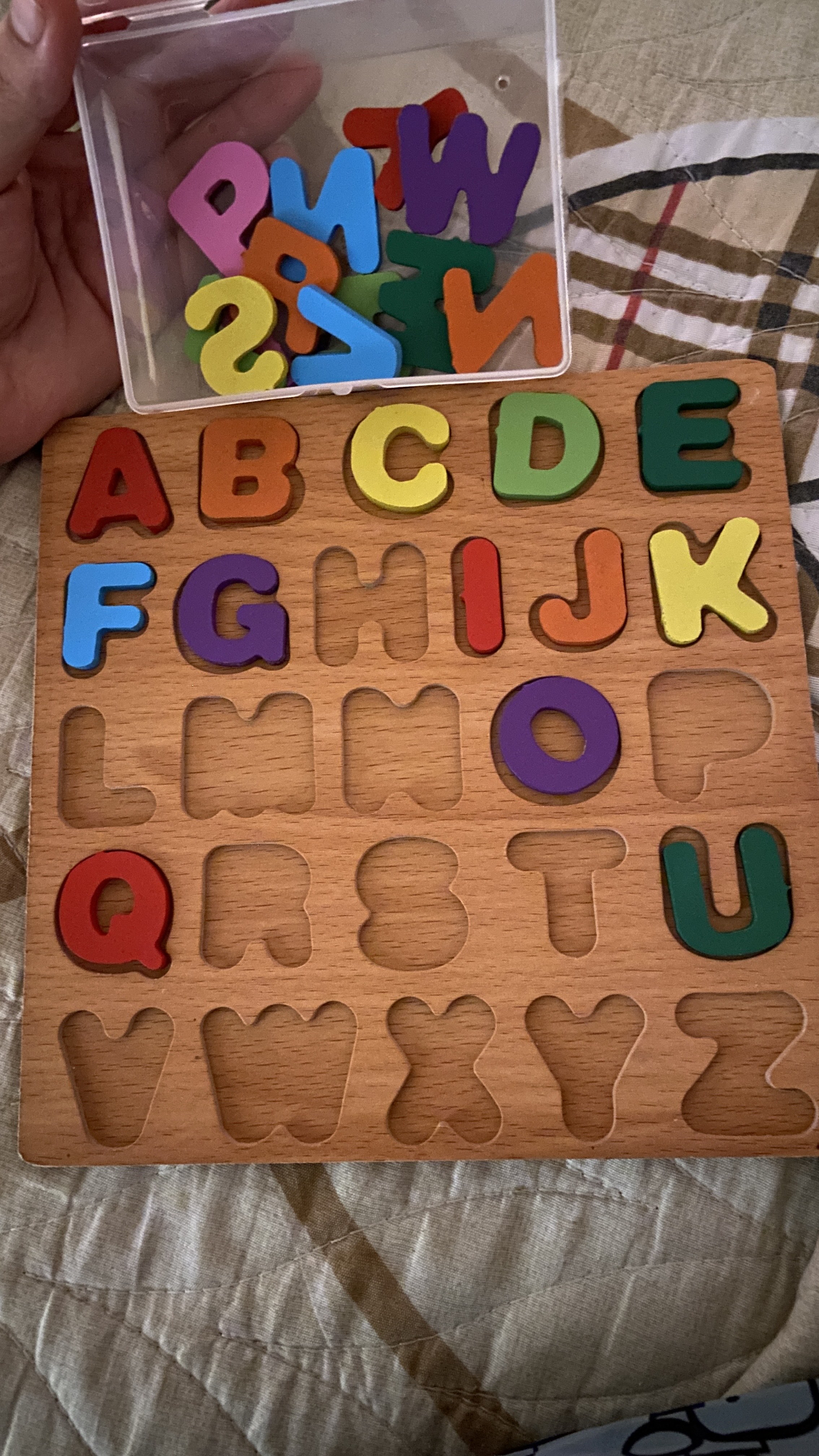 Montessori uslubidagi yog‘ochli rivojlantiruvchi boshqotirma — 6 xil model (20×20 cm)