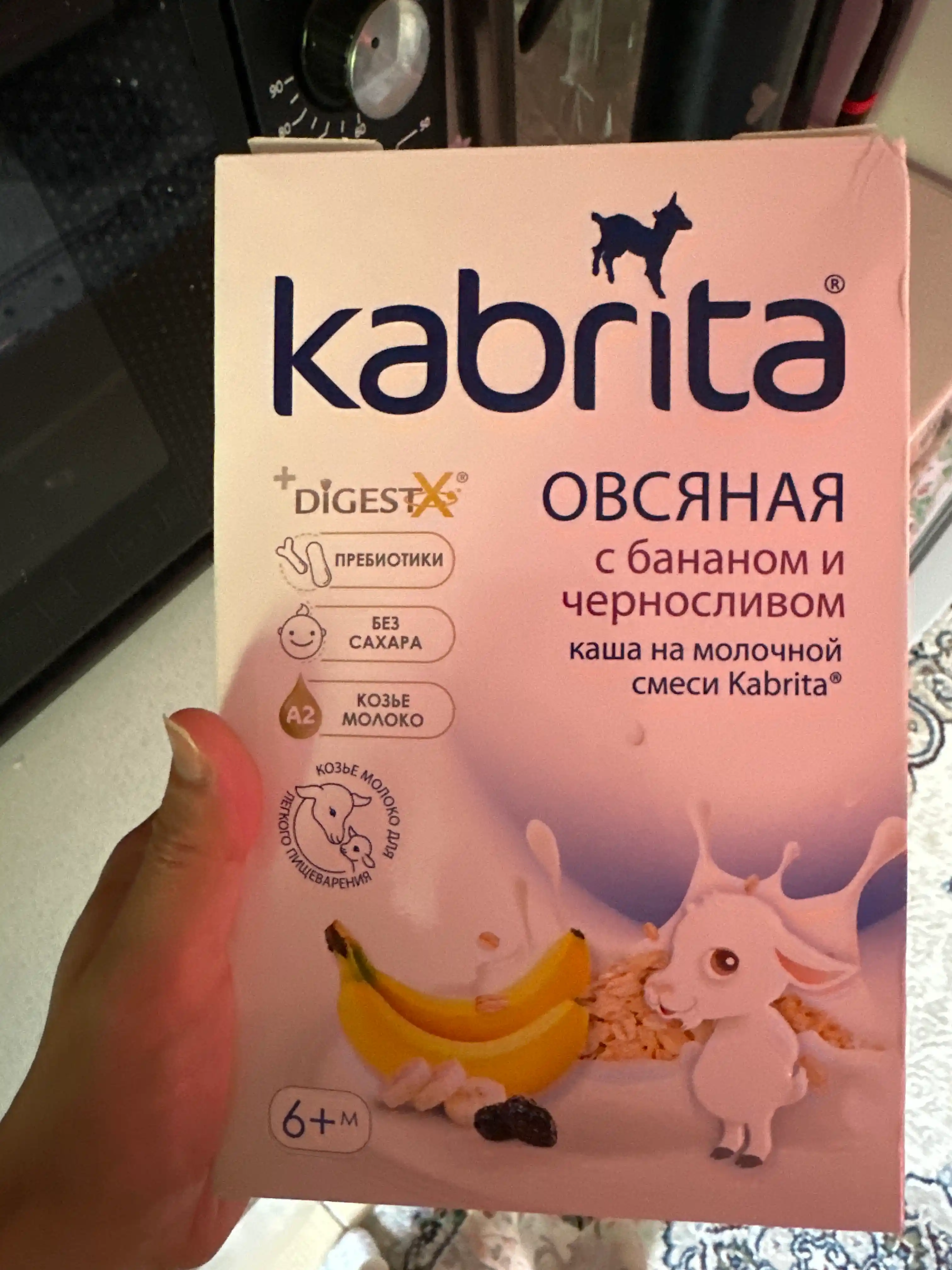 Ovsyanka bo'tqasi Kabrita, banan va qora olxo'ri bilan echki sutida 6 oy bilan, 180 gr