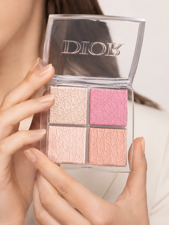 Har nigohni o‘ziga tortadigon Dior Backstage 004 haylayter – kuchli va jozibali yaltiroq