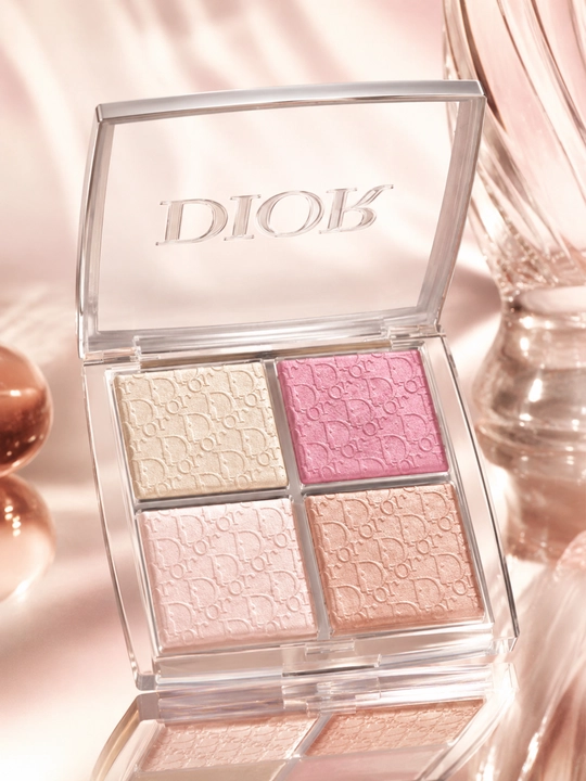 Har nigohni o‘ziga tortadigon Dior Backstage 004 haylayter – kuchli va jozibali yaltiroq