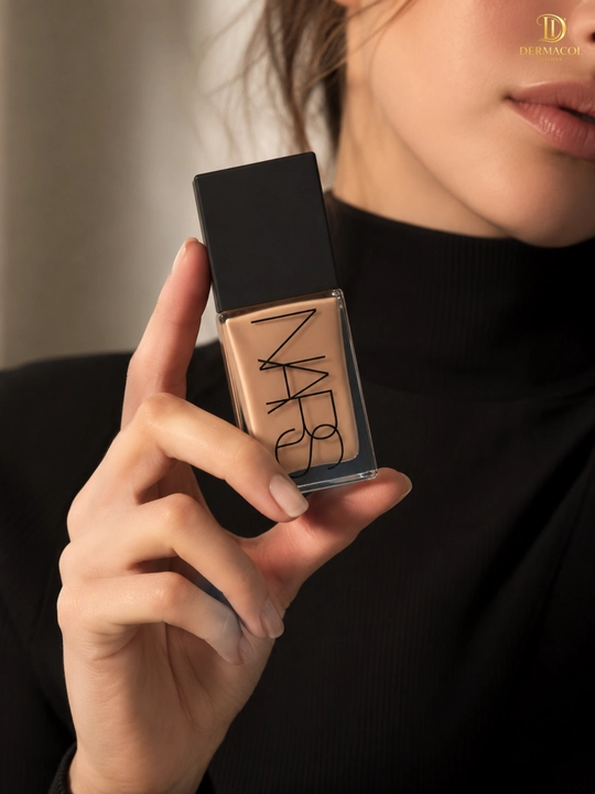 Yengil tonal asos NARS Light Reflecting Foundation tekis ton va silliq ko‘rinish