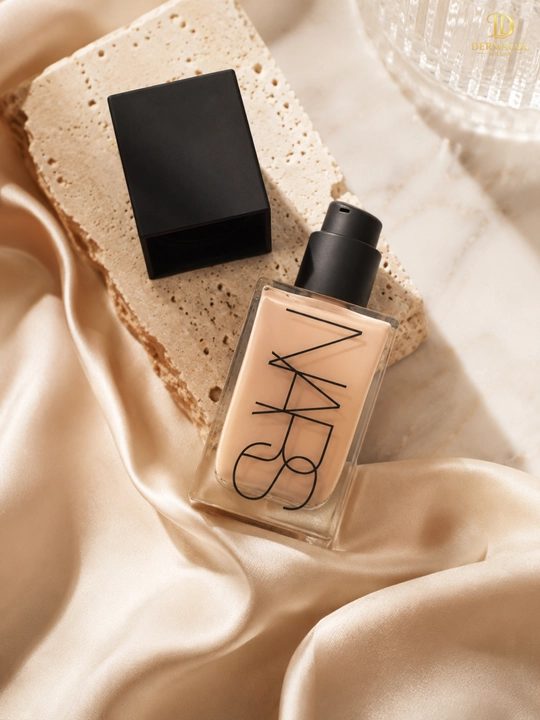 Yengil tonal asos NARS Light Reflecting Foundation tekis ton va silliq ko‘rinish