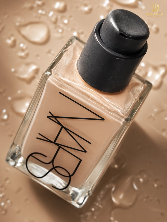 Yengil tonal asos NARS Light Reflecting Foundation tekis ton va silliq ko‘rinish
