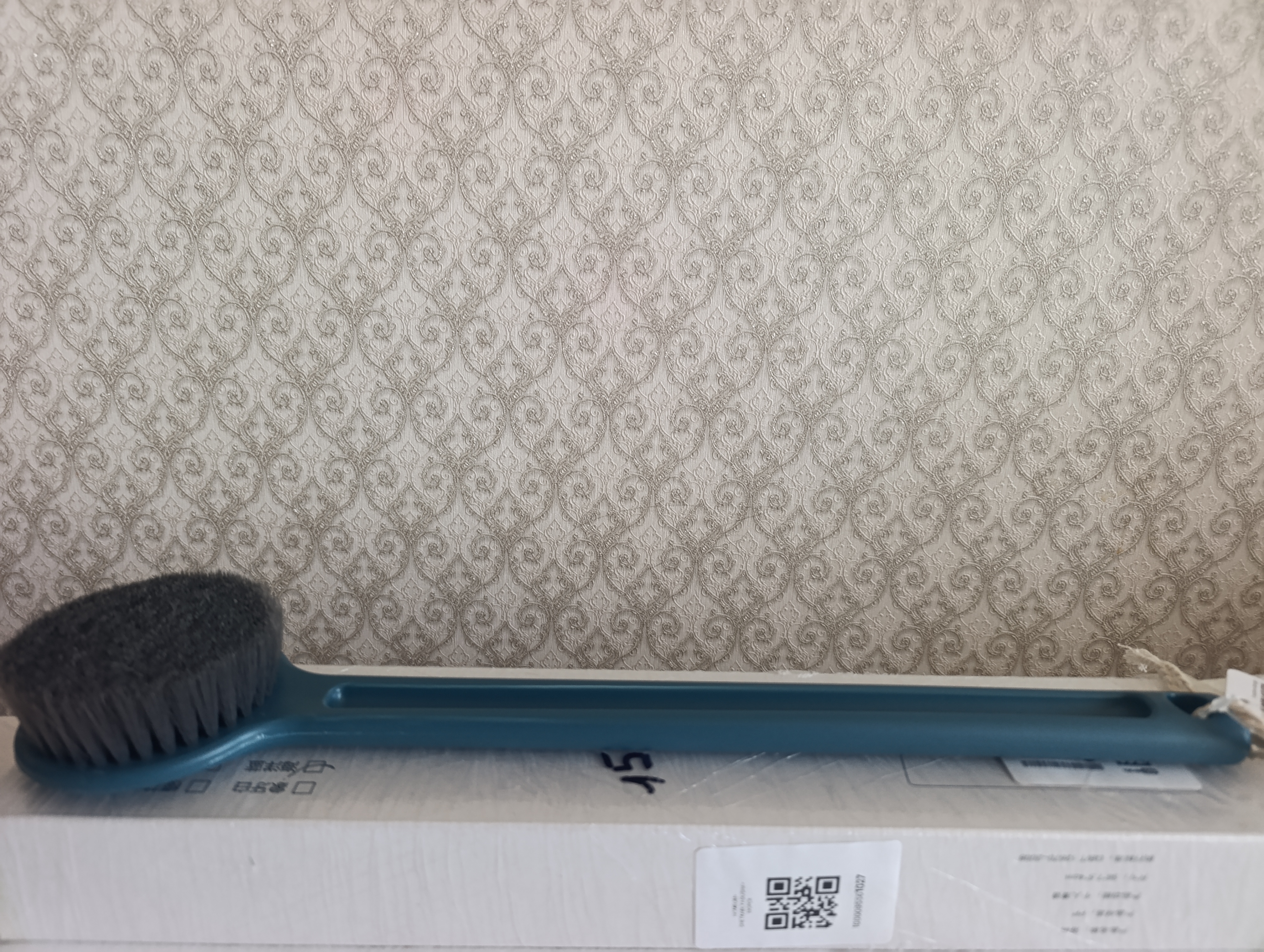 Uzun tutqichli va massajli boshli dush cho‘tkasi