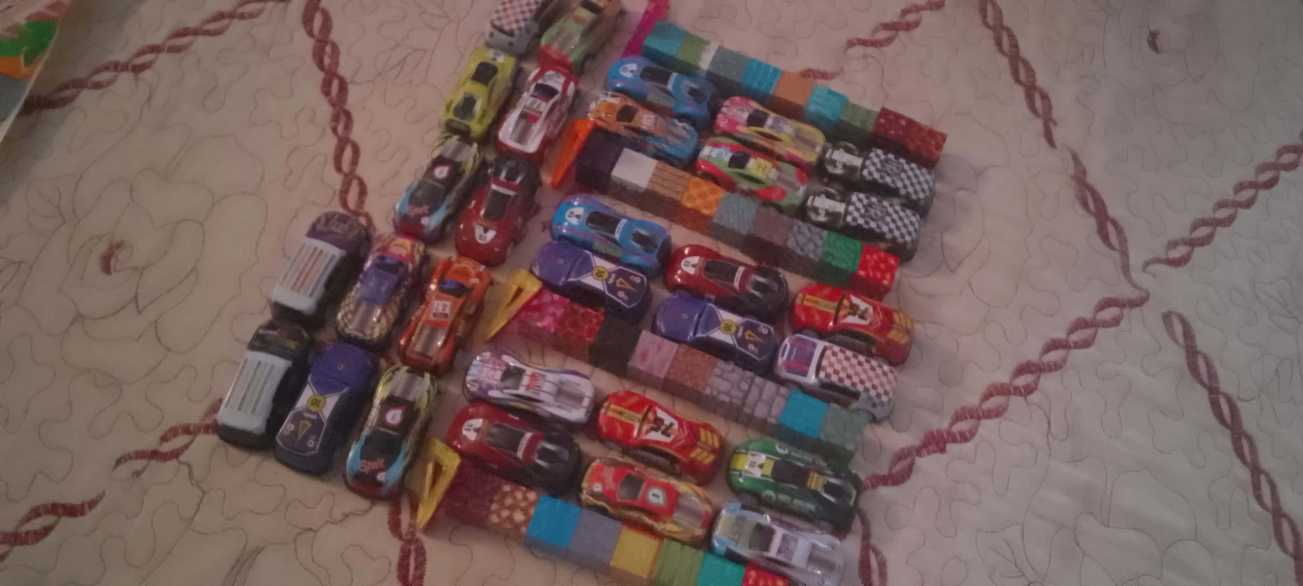 Hot Wheels metall mashinalar to‘plami, konteynerlar konstruktori