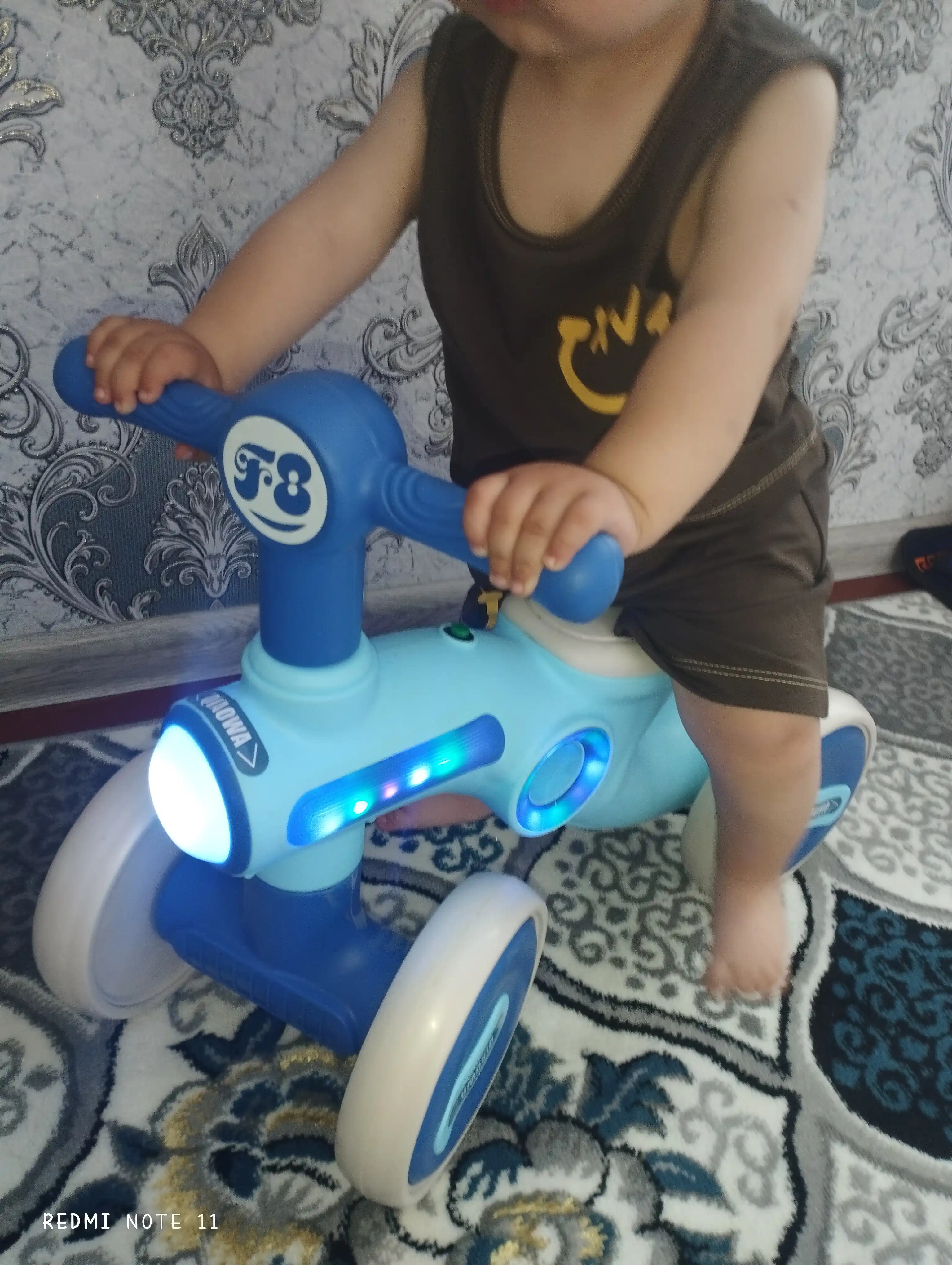 Bolalar to‘rt g‘ildirakli muvozanatlovchi velosipedi, pedalsiz, tolokar, aravacha