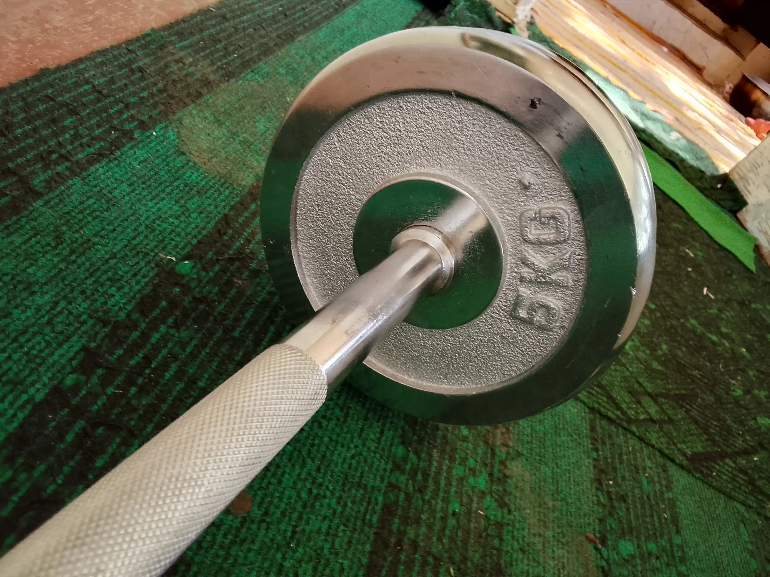 Temir gantellar va shtanga to'plami, chemodanda, 10 kg dan 55 kg gacha