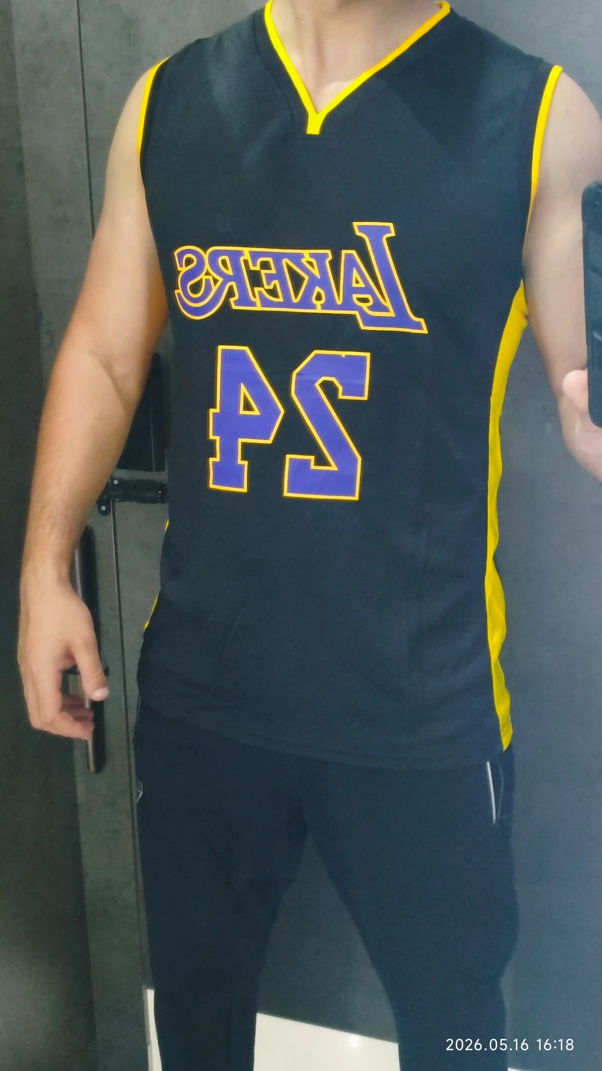 Basketbol formasi yengil va nafas oluvchi matodan tayyorlanadi