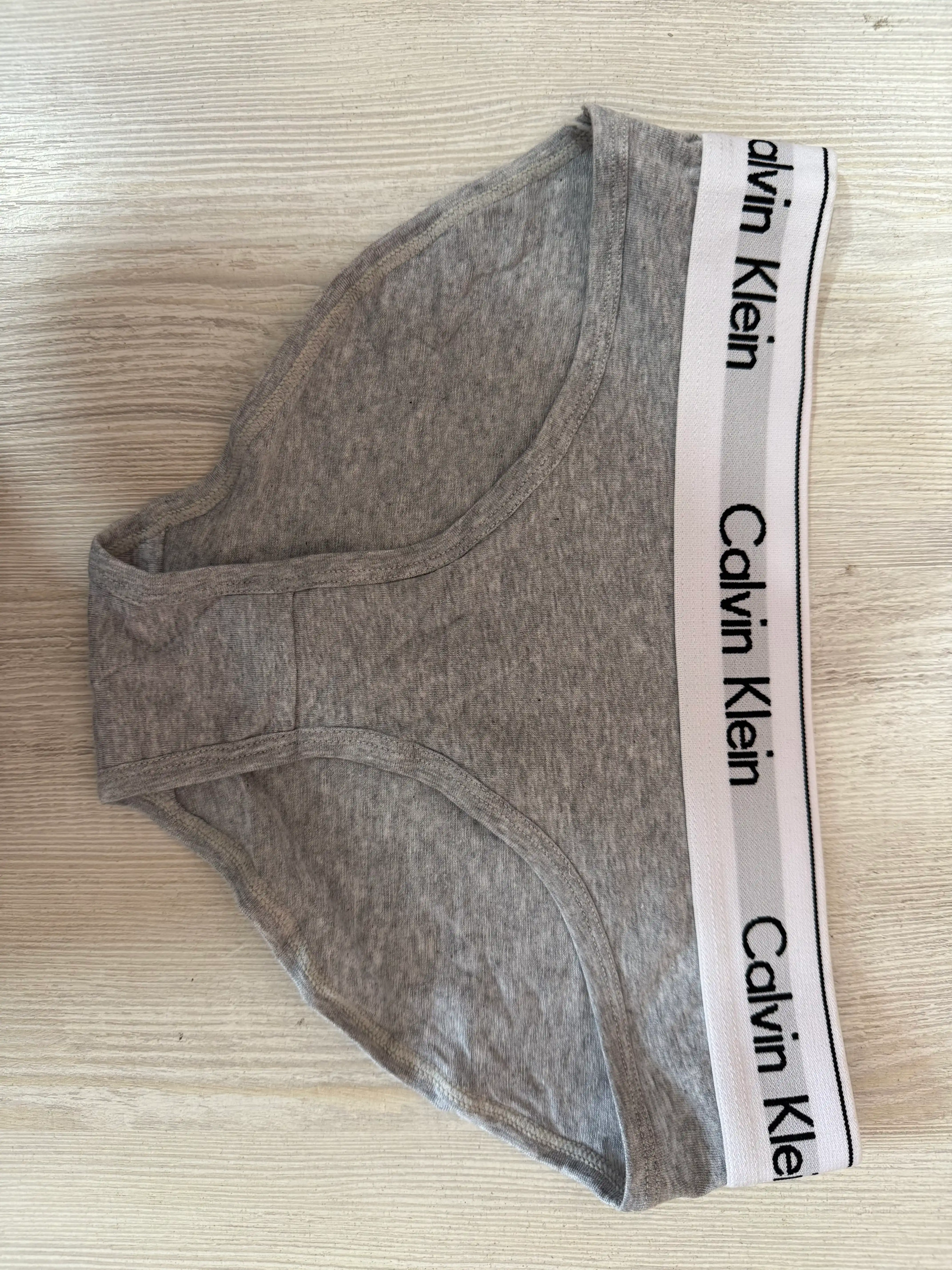 Calvin Klein ayollar ichki kiyimi, 95% paxtadan, 1 dona, slip va stringlar bilan
