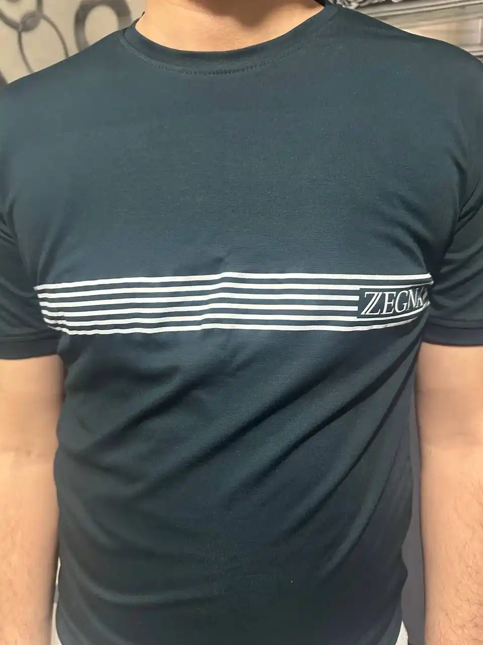 Logotipli erkaklar futbolkasi