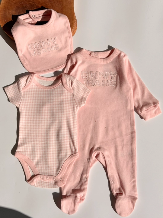 Комплект для новорожденных DKNY Jeans 3 в 1, боди, ползунки и нагрудник, newborn baby set
