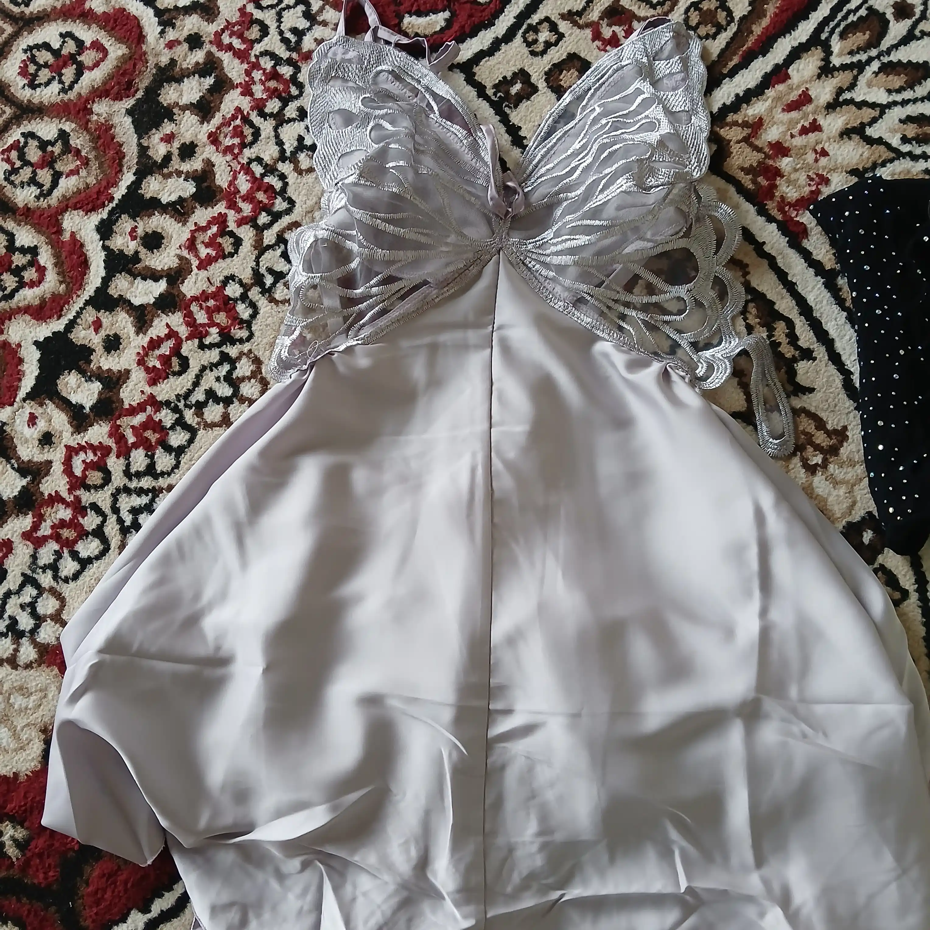 Ayollar uchun to‘rli tungi ko‘ylak, penyuar va uy kiyimi, uyqu uchun pijama