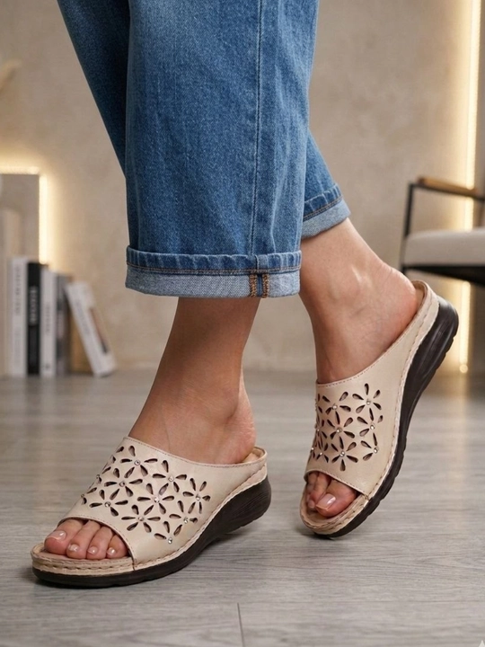 Ayollar uchun yozgi shippaklar, slanslar, botinkalar, sandallar, 36-40 o‘lchamlarda