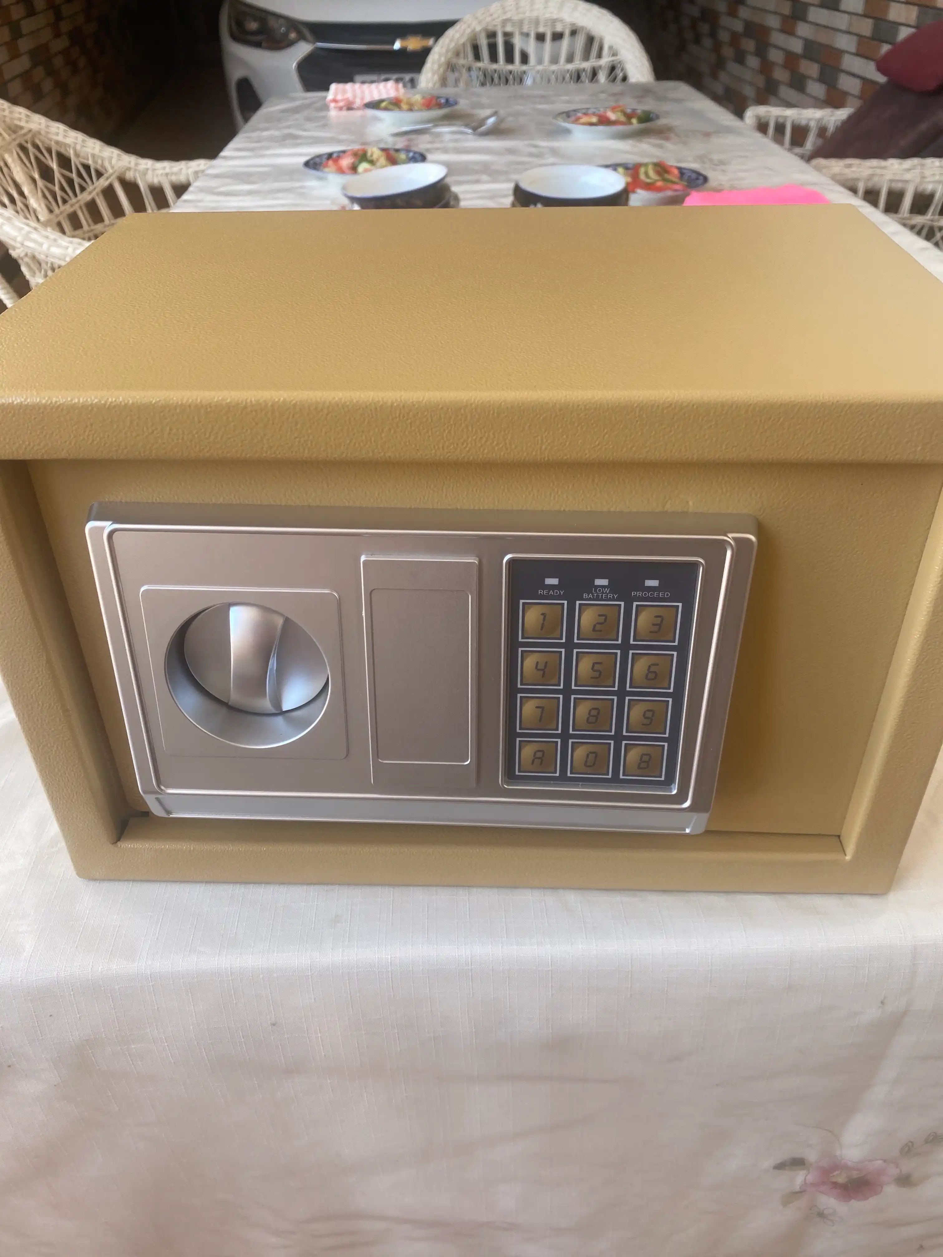 Kompakt o‘lchamdagi metall seyf buyumlarni saqlash uchun ideal tanlov. O‘lchami 33×22×22sm