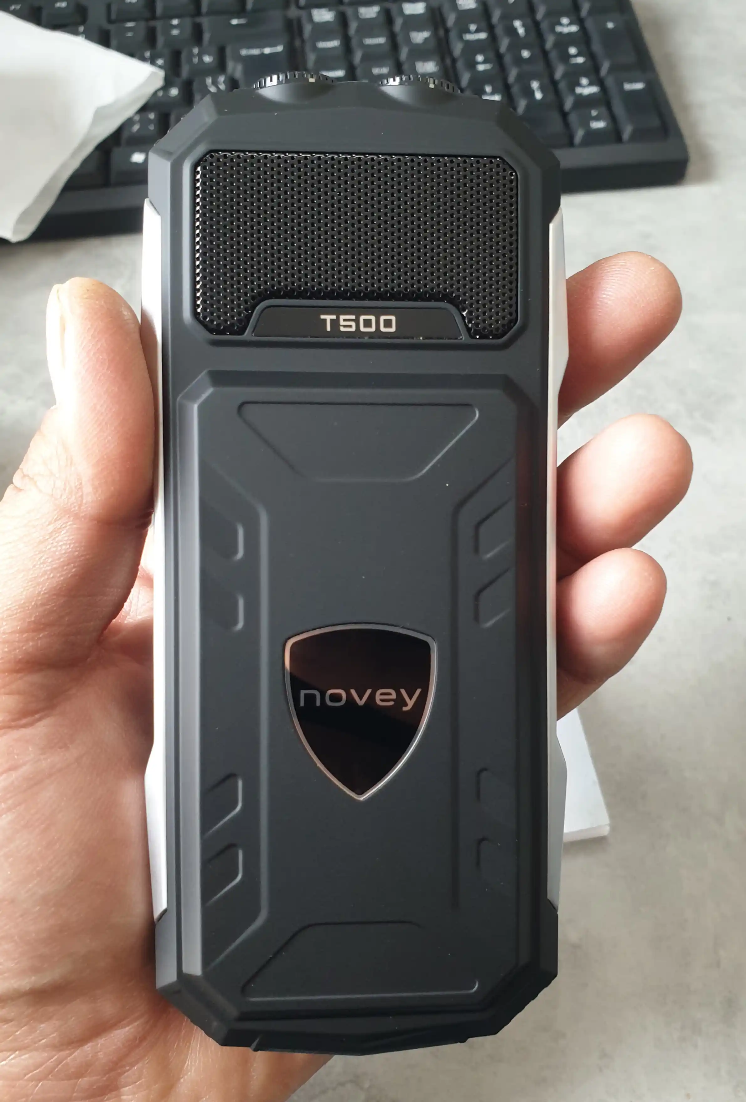 Knopkali telefon Novey T500 TANK, katta batareya 5000mAh