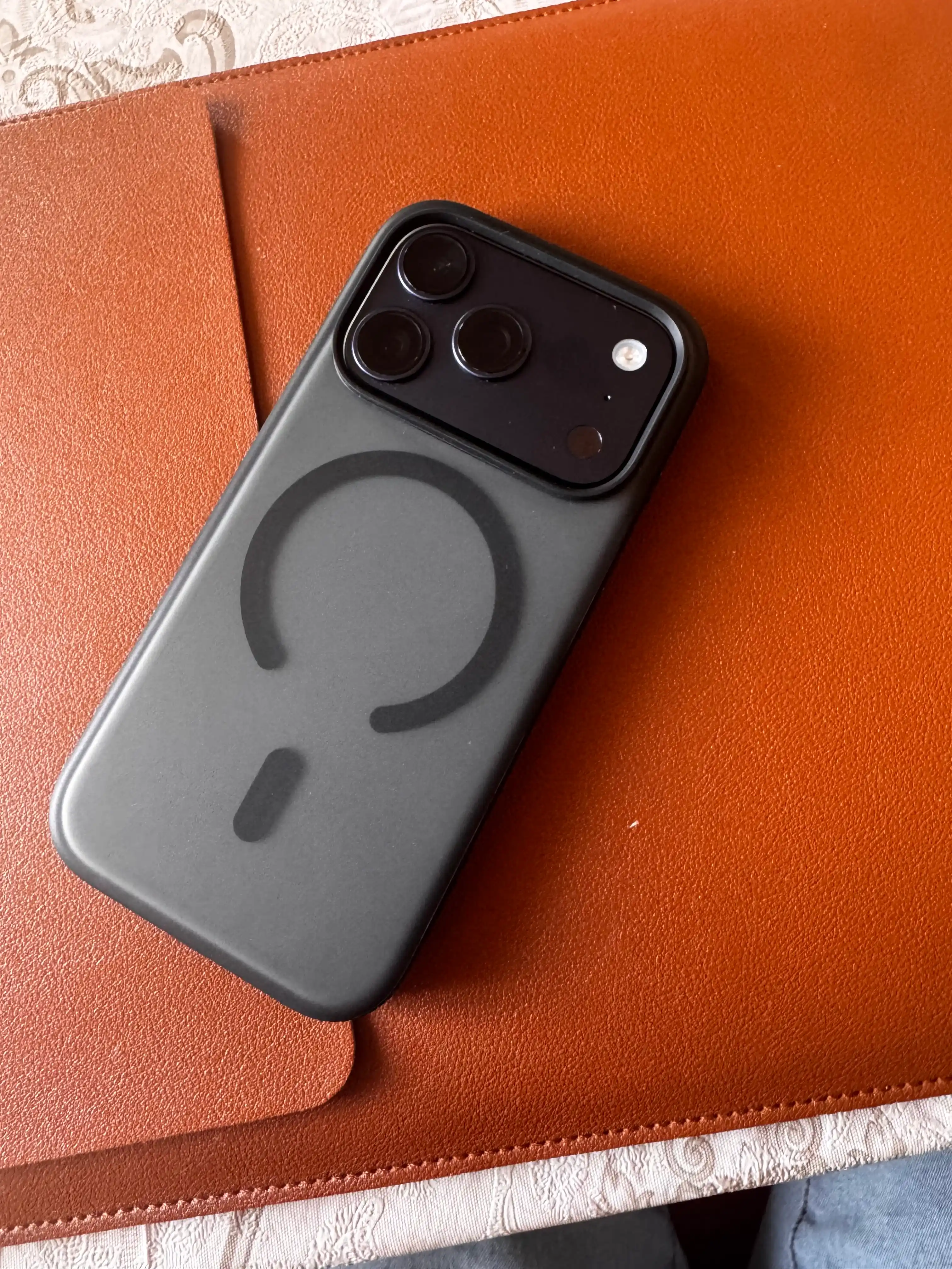 Чехол Belkin SheerForce Grip для iPhone 17 Pro,17ProMax, противоскользящий, полупрозрачный