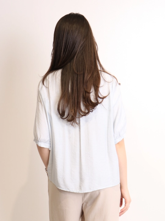 Ayollar paxtadan tikilgan, gulli kashta tikilgan yozgi bluzka