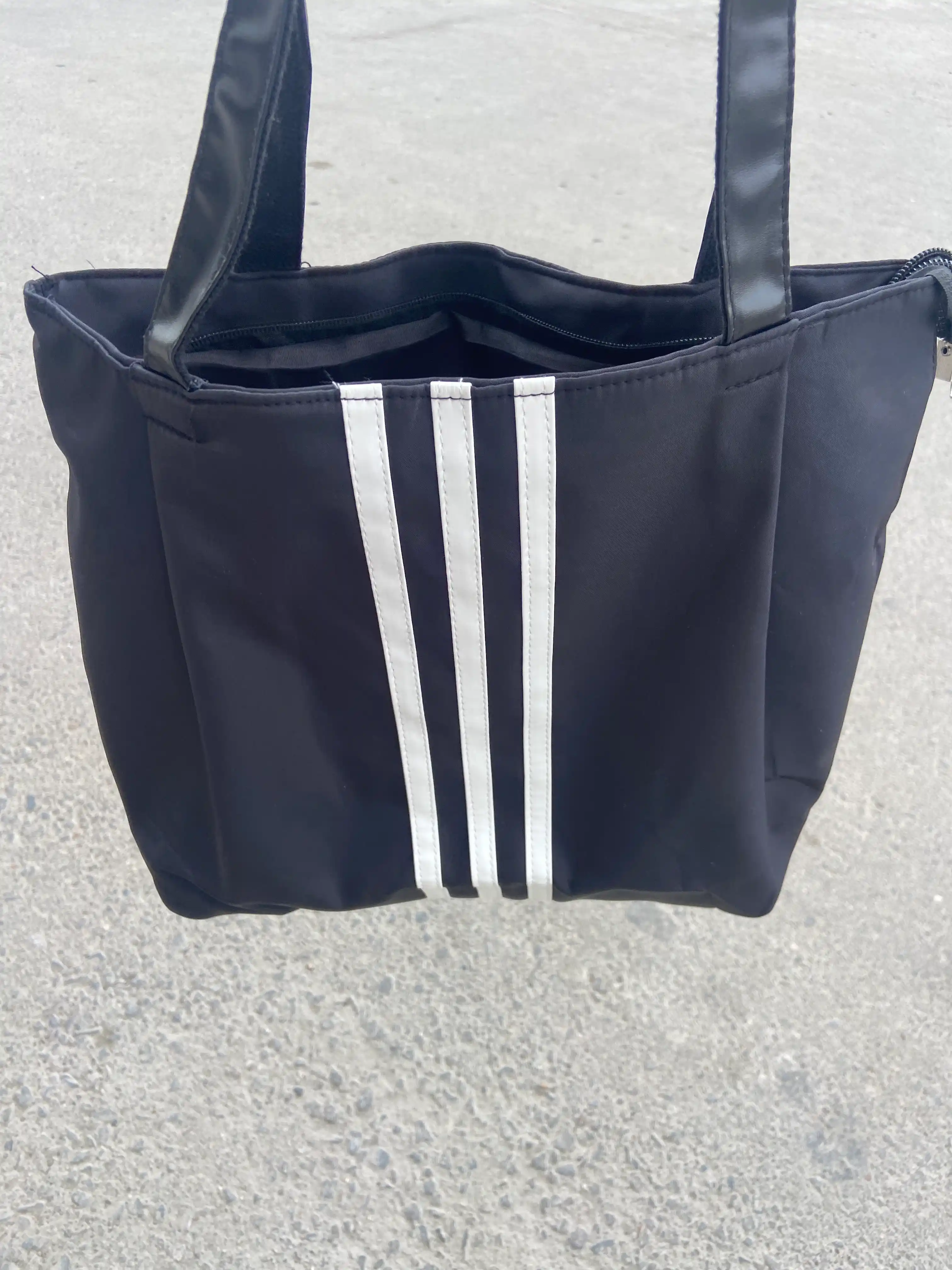 Katta ayollar uchun qora shopper sumka, yelkaga osib taqiladigan, ish va o‘qish uchun, A4