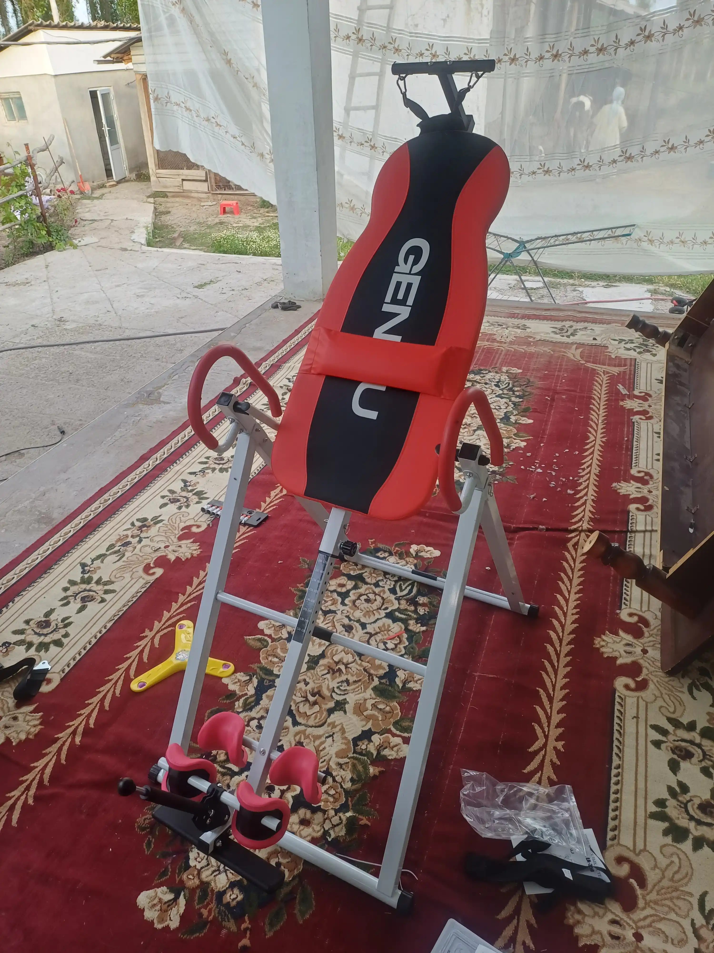 Inversion stoli Genau FitSpine EA-350, qizil, bel og'rig'idan, og'irlik 136 kg gacha