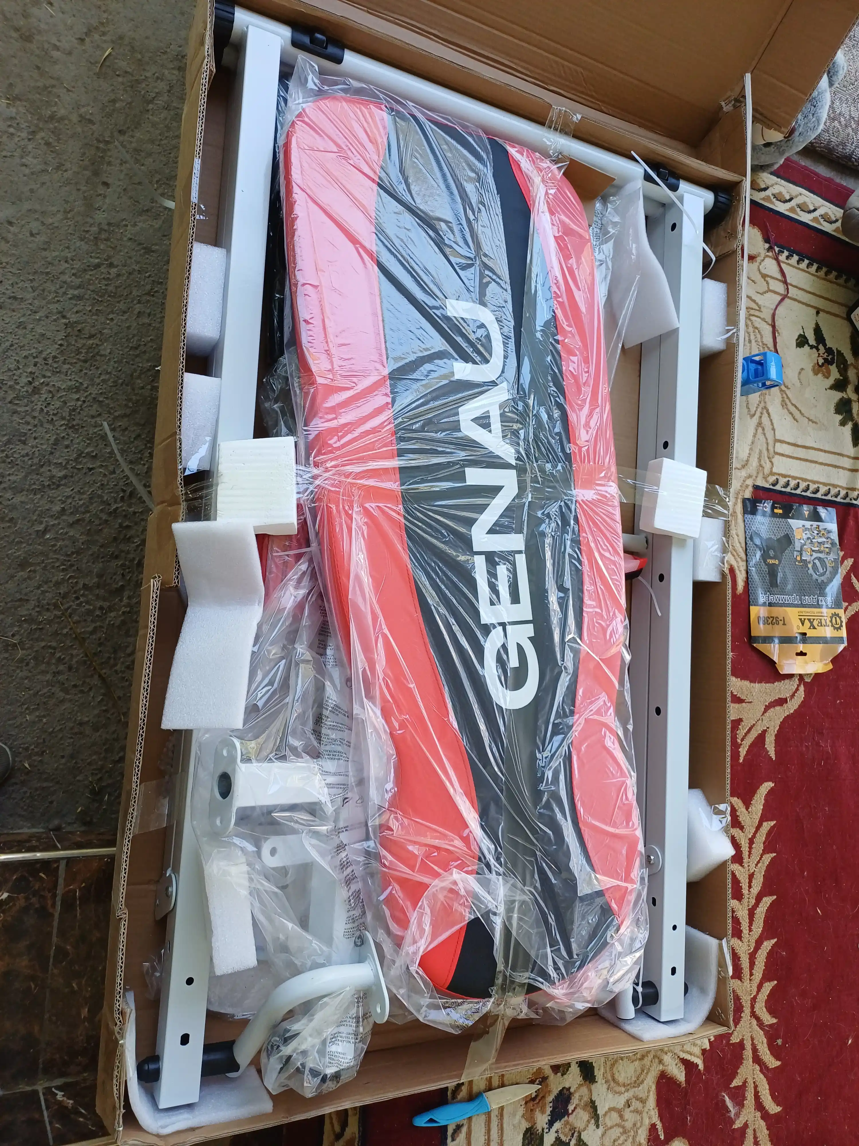 Inversion stoli Genau FitSpine EA-350, qizil, bel og'rig'idan, og'irlik 136 kg gacha