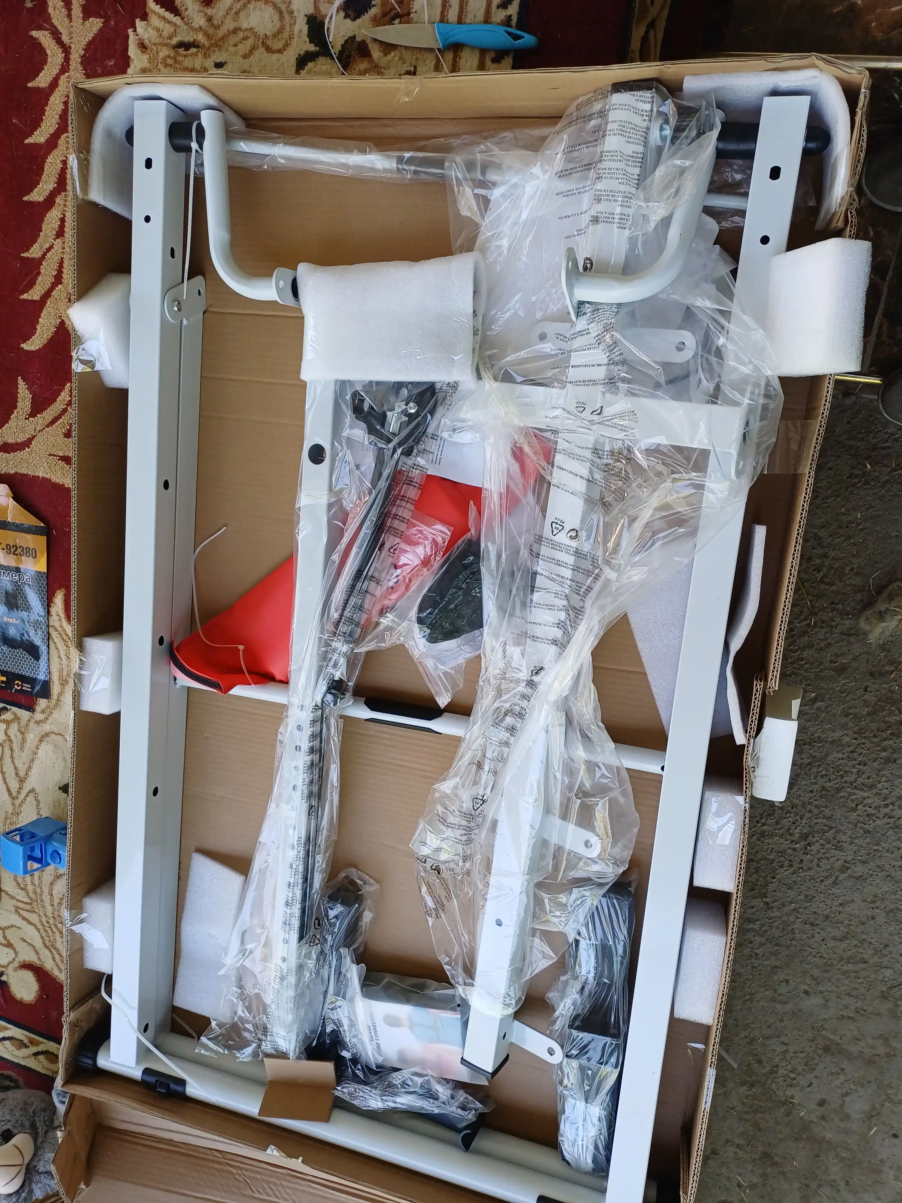 Inversion stoli Genau FitSpine EA-350, qizil, bel og'rig'idan, og'irlik 136 kg gacha