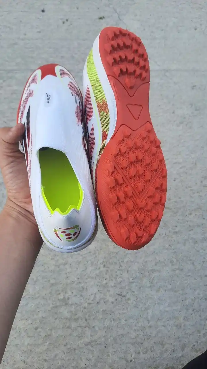 Futbol sarakanojkalari va butsilari, F50, sun’iy va tabiiy maydonlar uchun