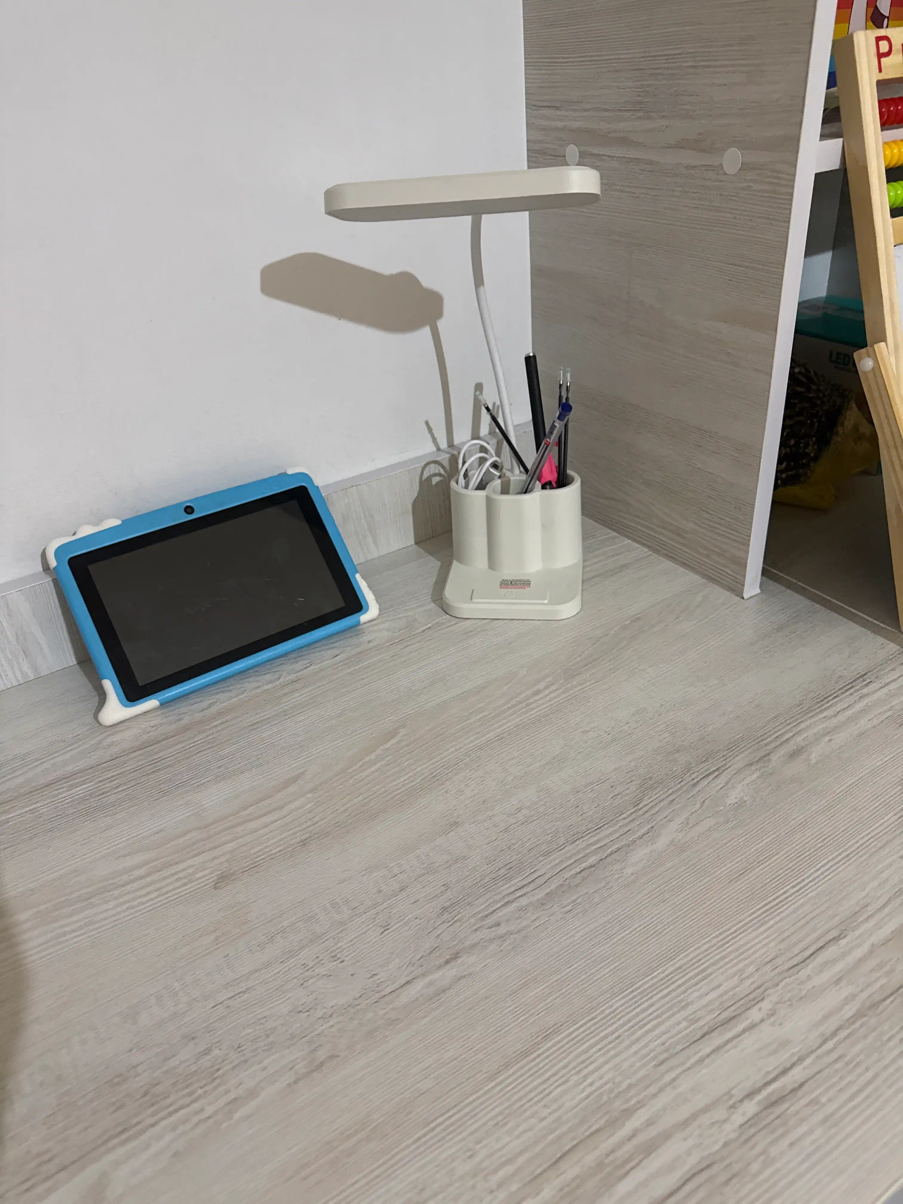 Аkkumlyatorli aqlli stol lampasi