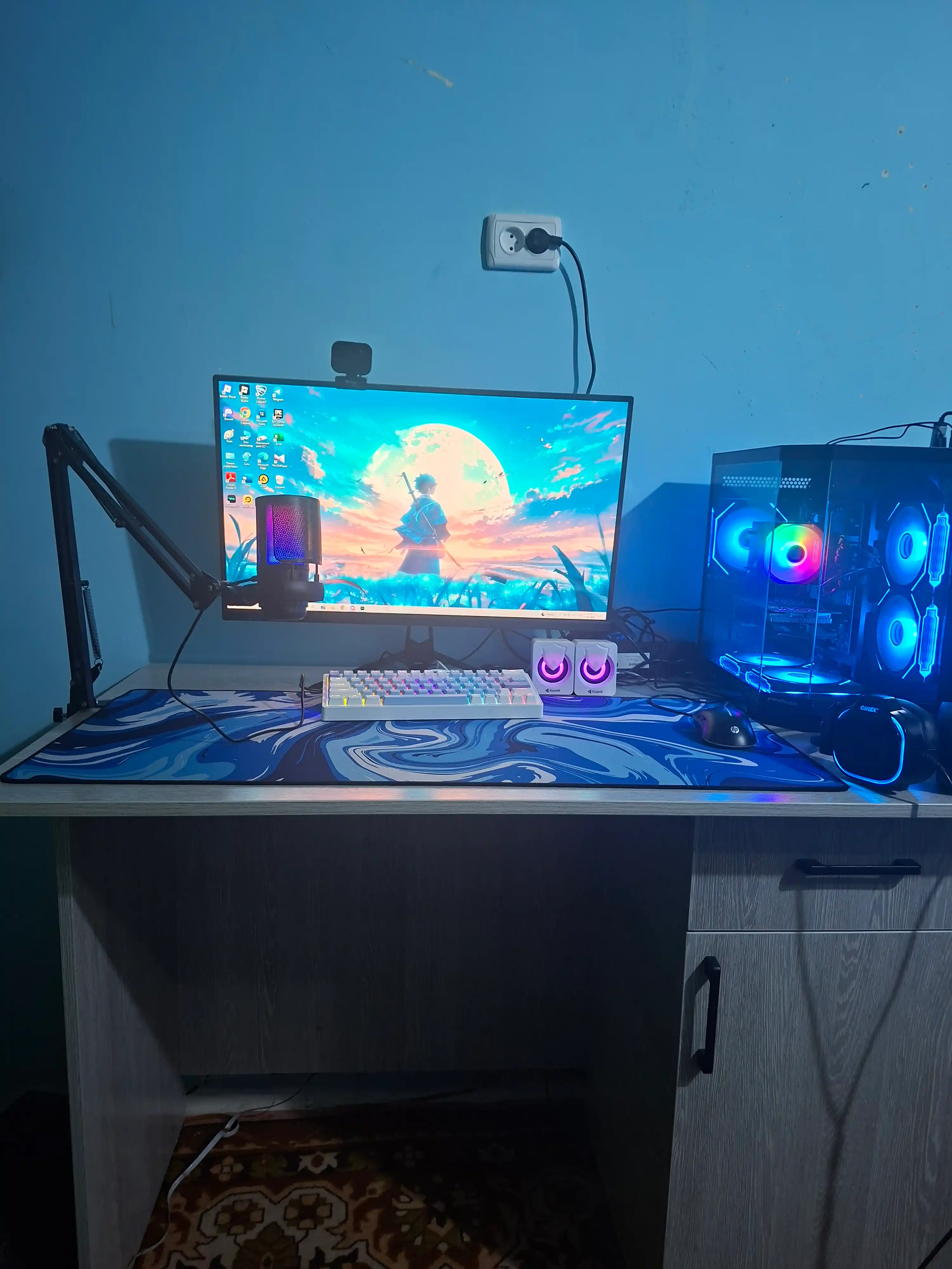 Микрофон для компьютера AQ-ME6S USB с кронштейном и RGB-подсветкой