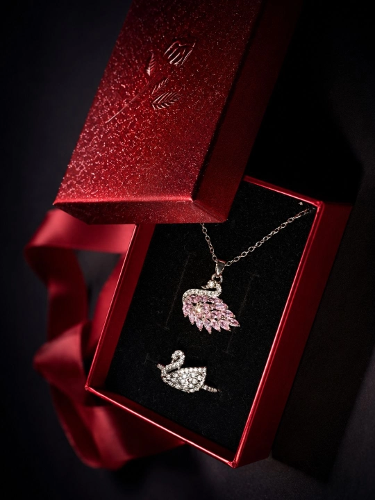 Ayollar va qizlar uchun sovg‘a qutisi bilan Swarovski sovg‘a to‘plami
