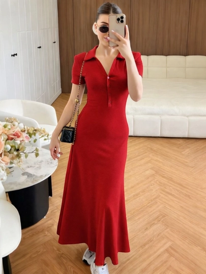 Ayollar uchun uzun polo yoqali maksi ko‘ylak, yopishgan fason, qisqa yengli trikotaj libos - 
