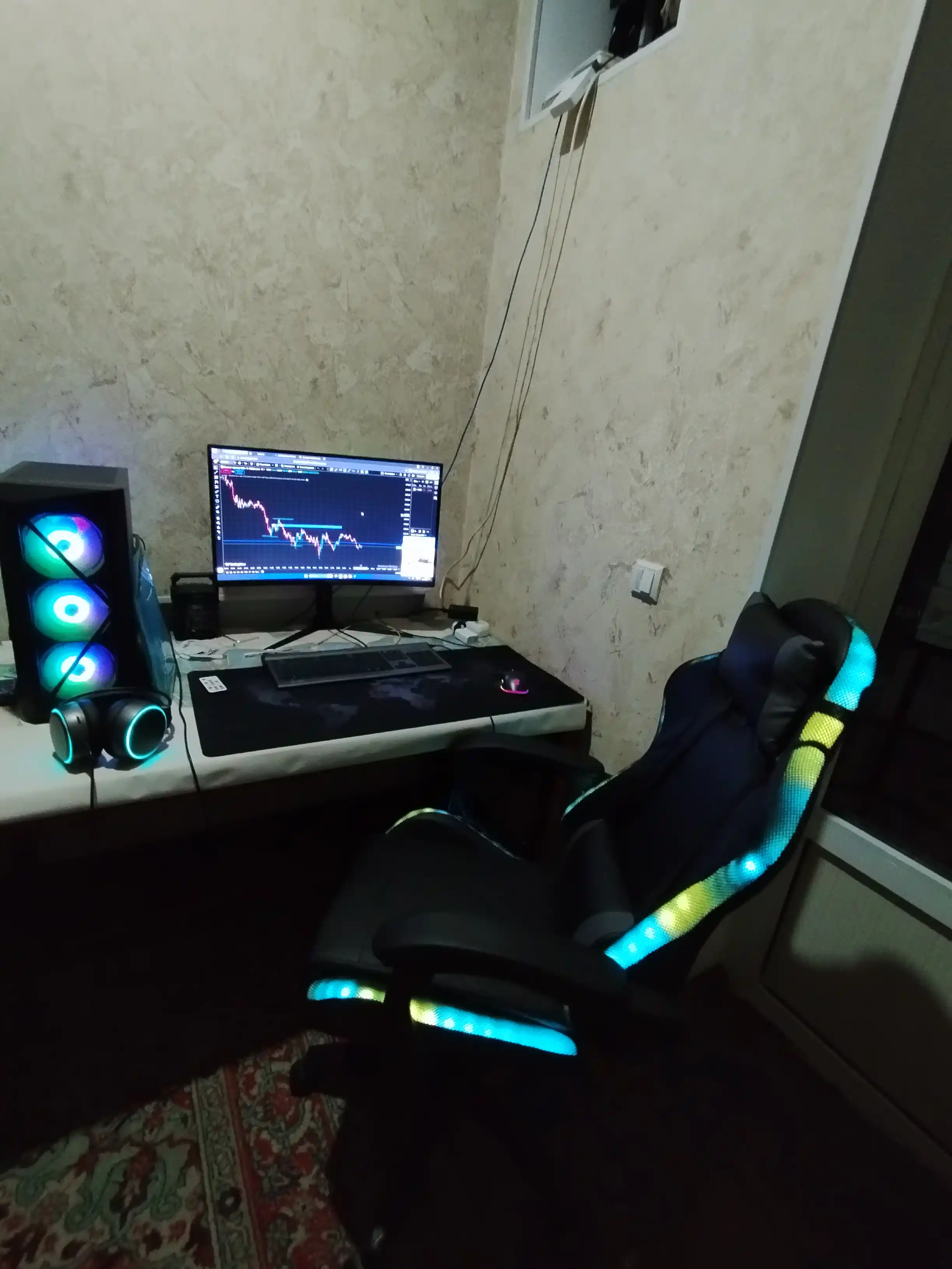 Игровое кресло с  LED-подсветкой, кресло для геймеров, с ножками на колесиках