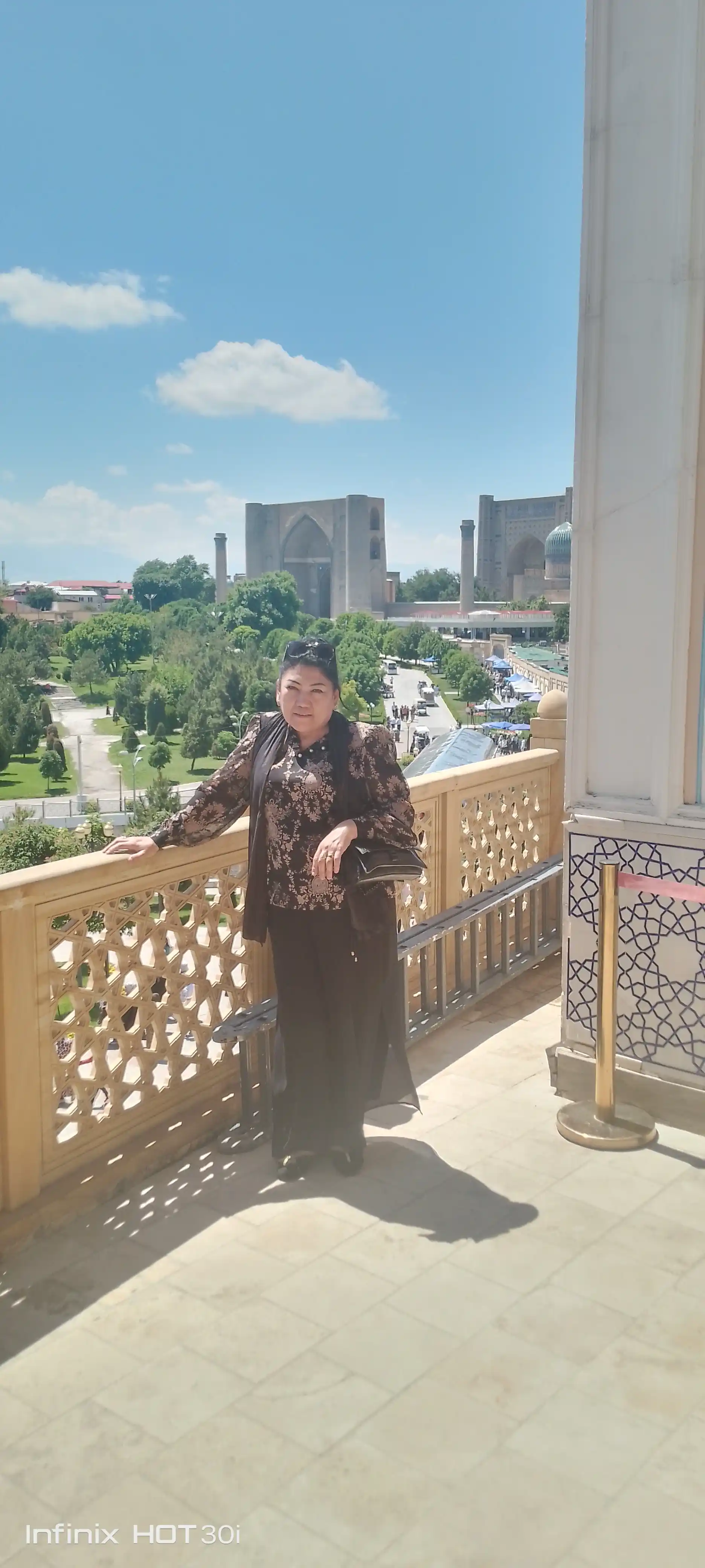 Gul naqshli va marvarid qadalgan, tugmali nafis ayollar shifon bluzkasi