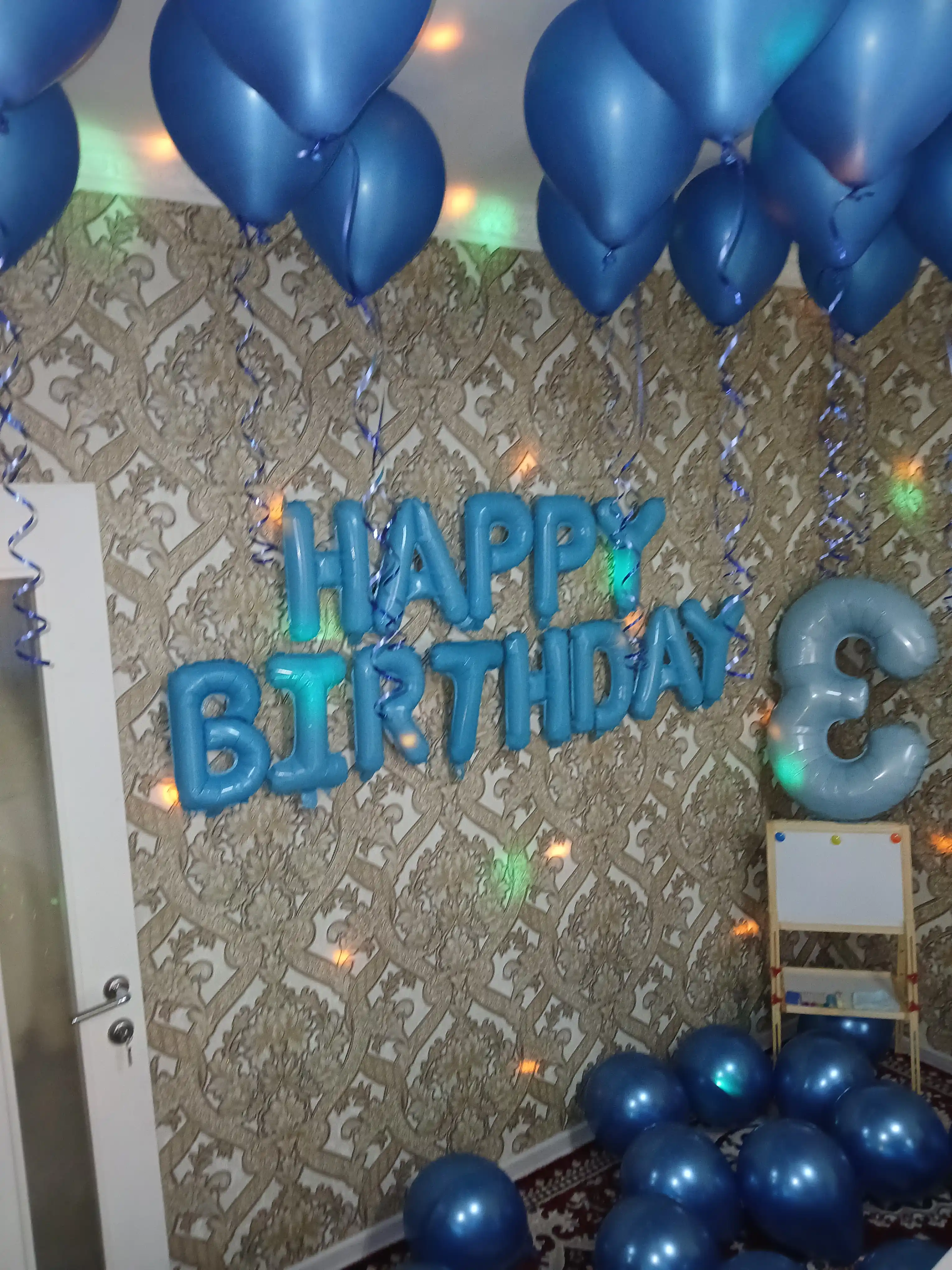 Воздушные шары с Happy Birthday для фотозоны