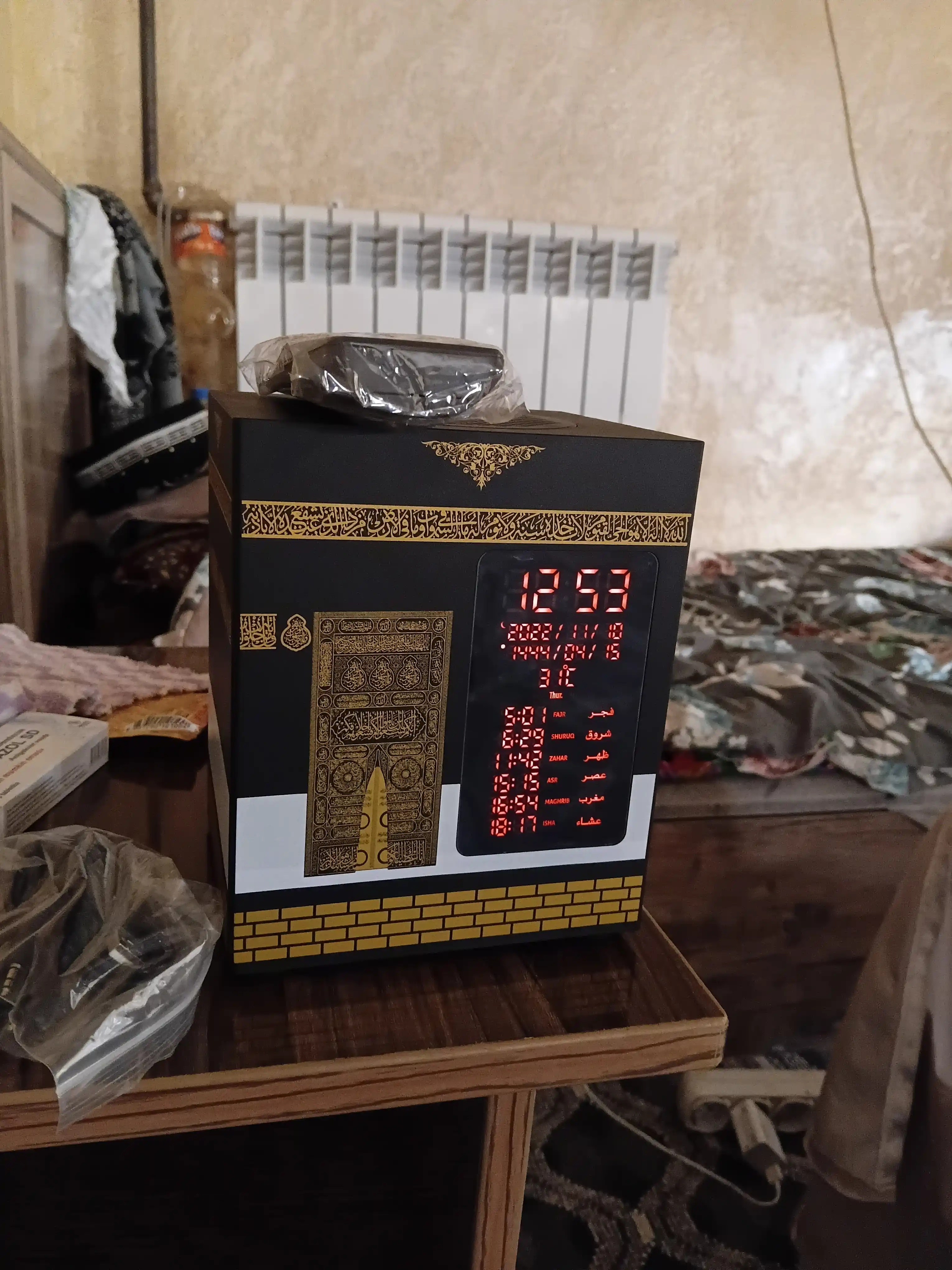 Qur'on taratuvchi Ka'ba ko'rinishidagi Azon soatli lampa