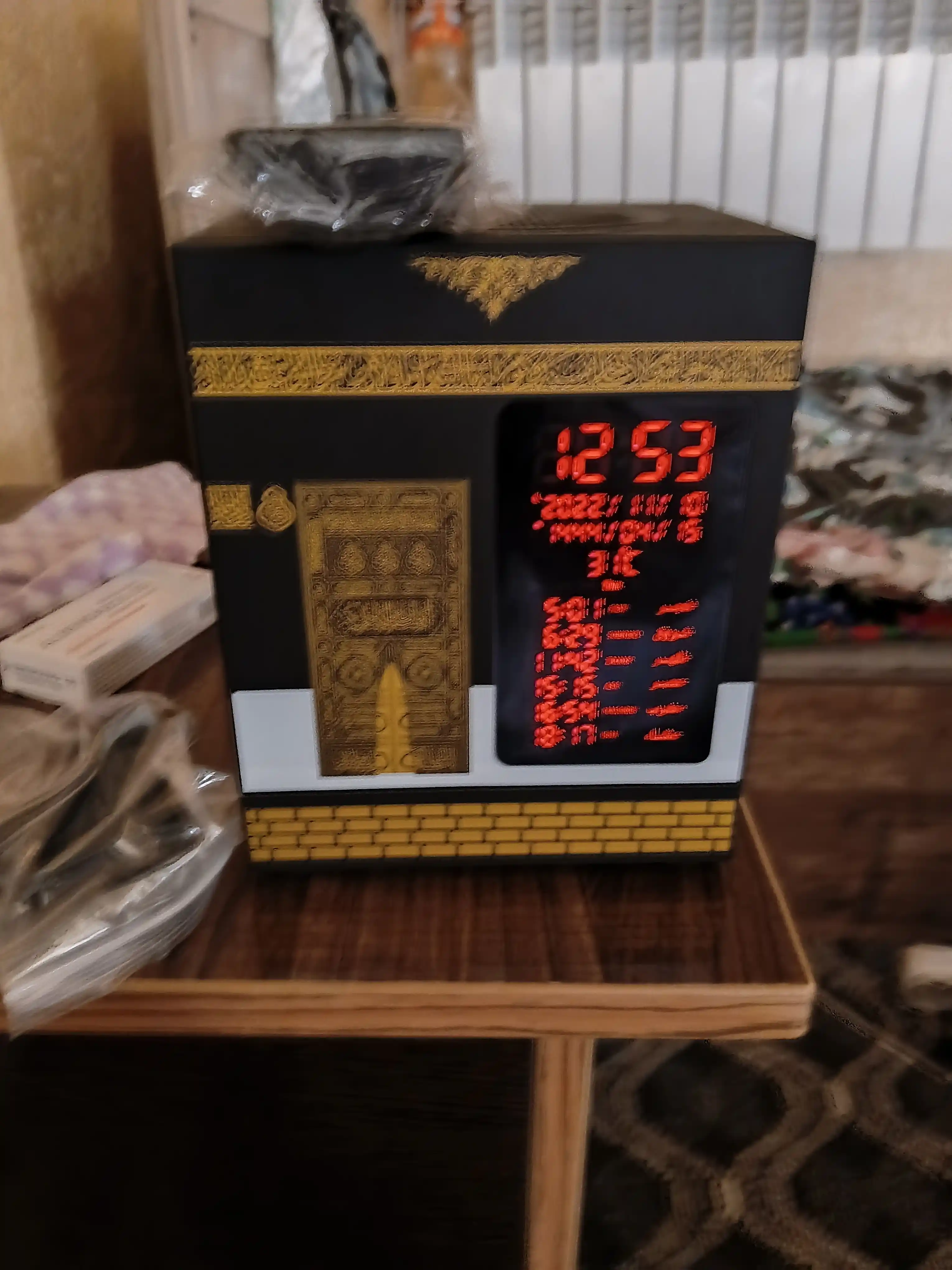 Qur'on taratuvchi Ka'ba ko'rinishidagi Azon soatli lampa