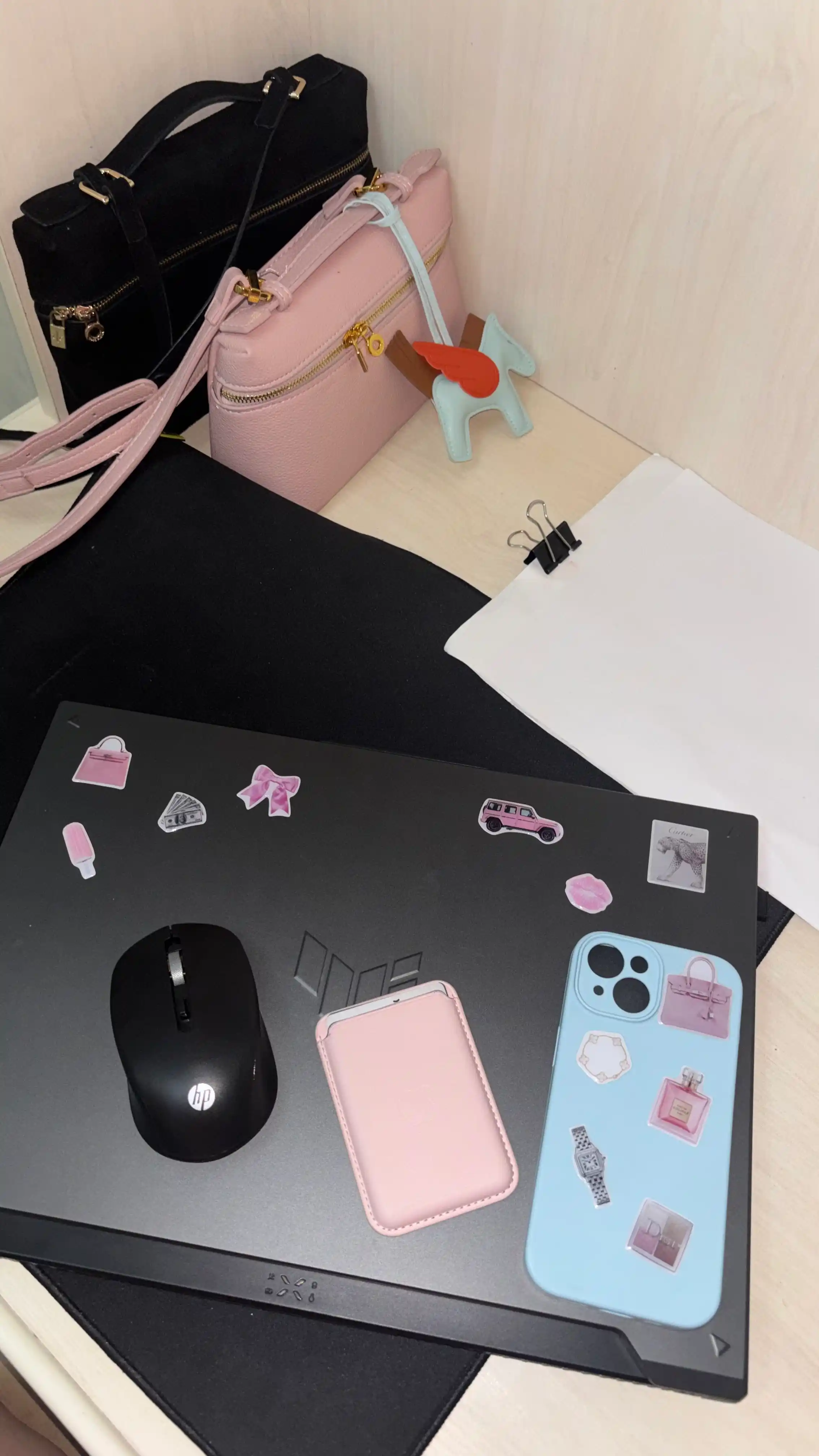 Telefon, iPhone, noutbuk va quloqchinlar uchun katta 3D stikerlar