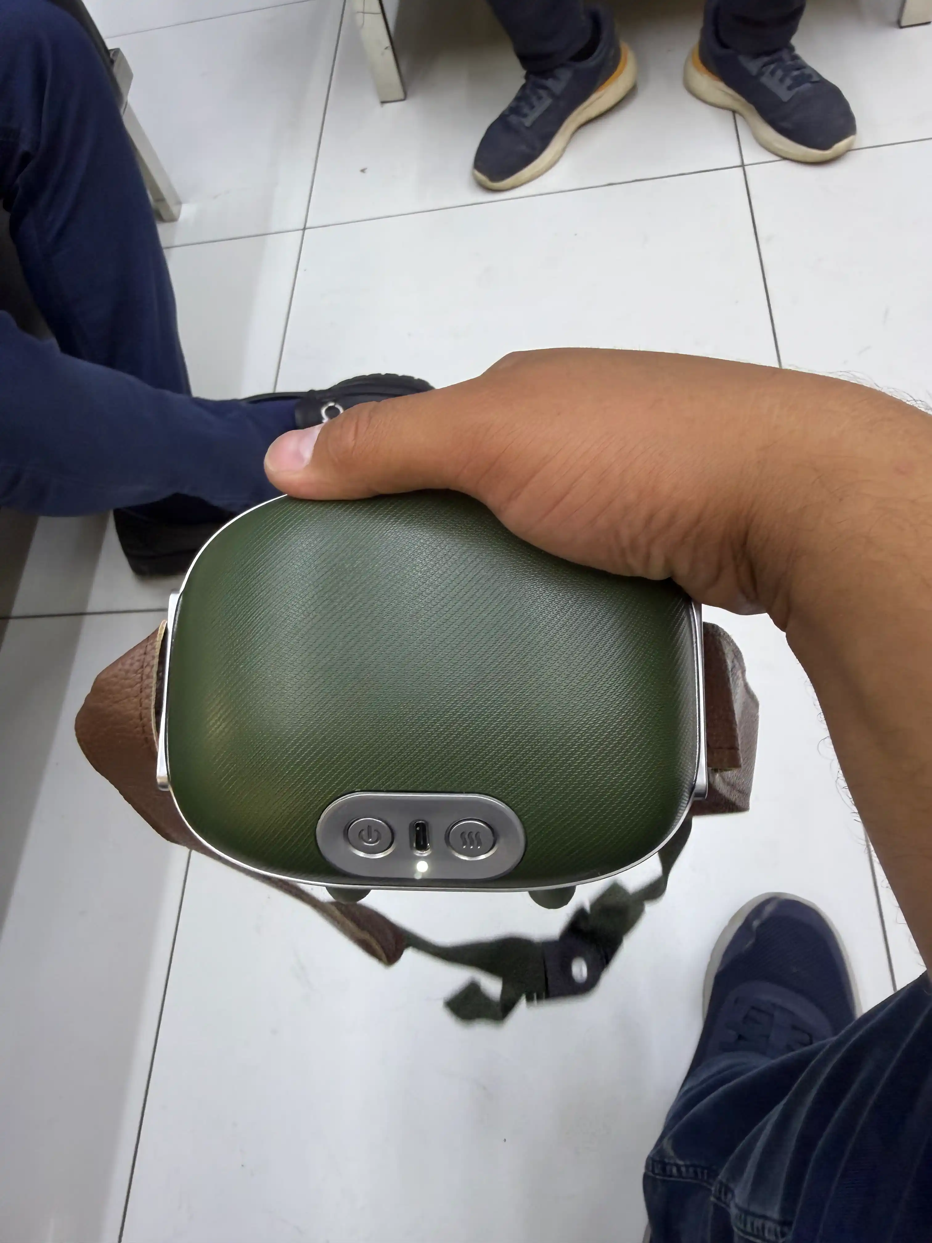 Bo‘yin, yelka va oyoqlar uchun 3 xil ish rejimiga ega universal elektr massaj moslamasi